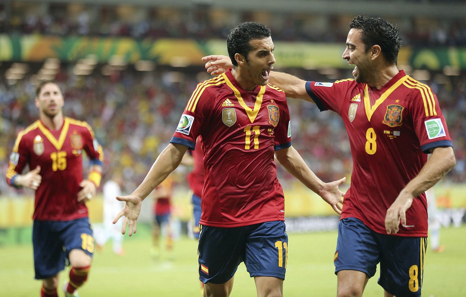 Pedro Rodríguez (i) celebra su tanto ante Uruguay con su compañero Xavi Hernández (d).