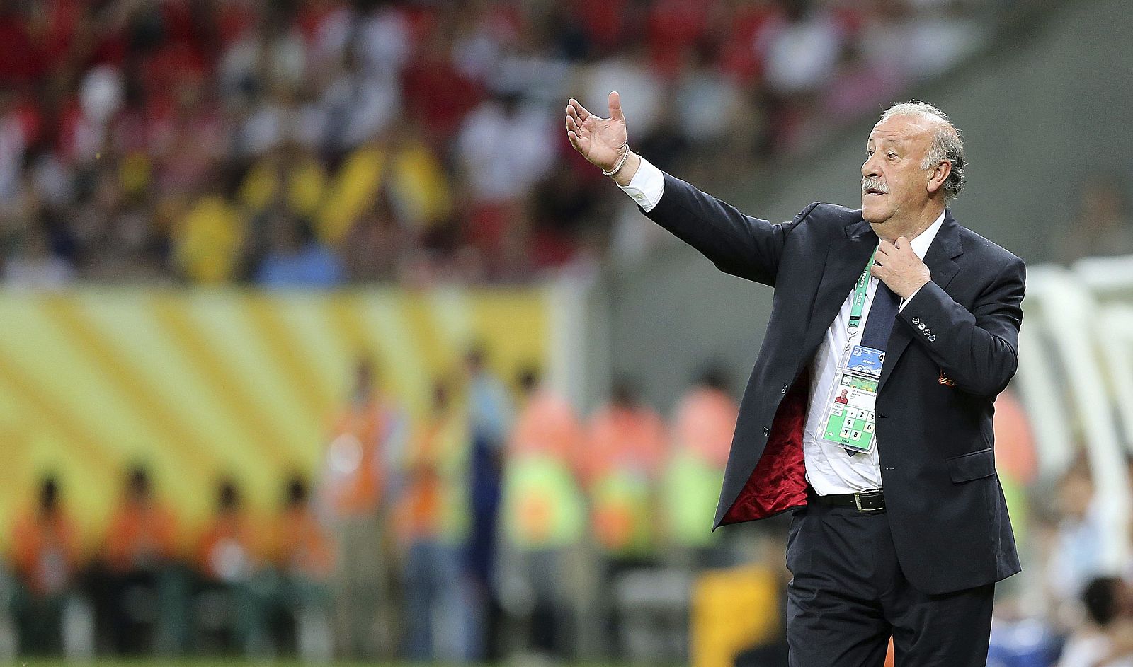 Vicente del Bosque da instrucciones a sus jugadores contra Uruguay durante el partido.