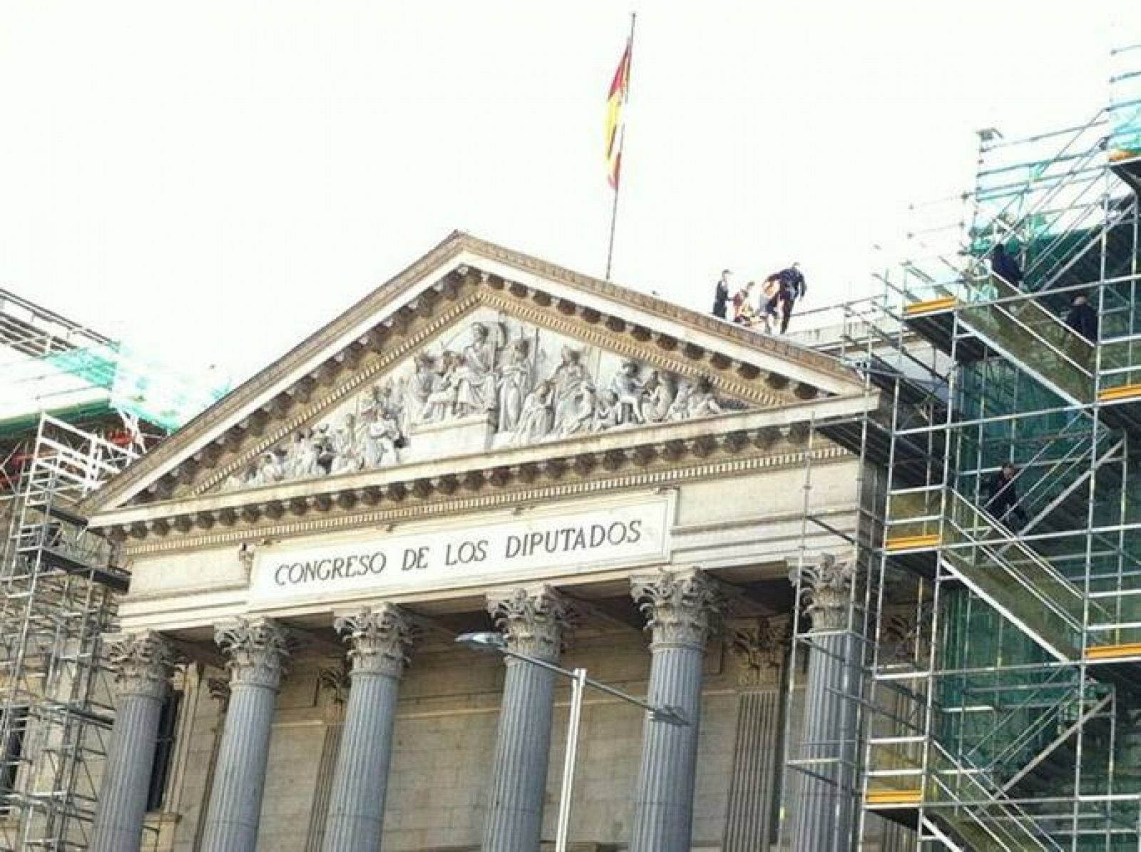 Imagen de la Policía deteniendo a los tres activistas de Greenpeace que accedieron al tejado del Congreso.