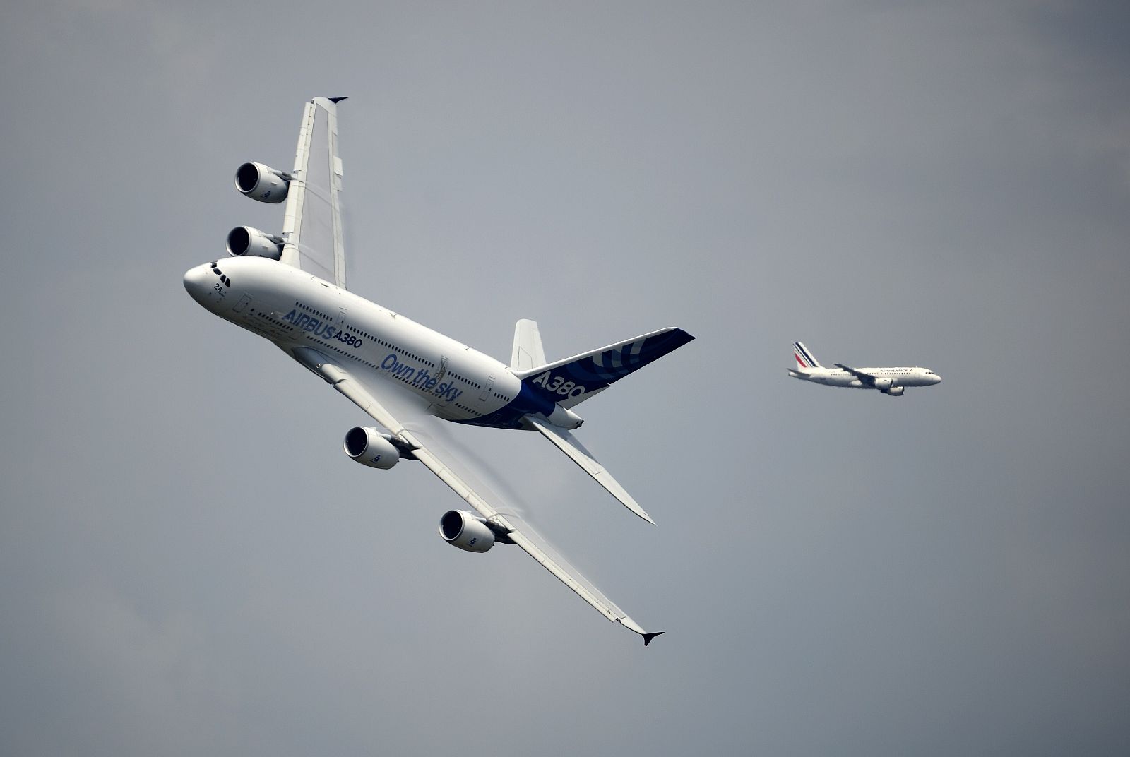 Un Airbus A380 vuela sobre el aeropuerto de Le Bourget en la jornada inaugural del Salón Aeronáutico Internacional de París