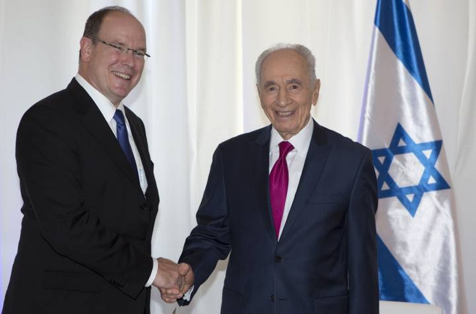  El presidente israelí Simón Peres recibiendo al Príncipe Alberto de Mónaco, uno de los invitados a su fiesta de cumpleaños