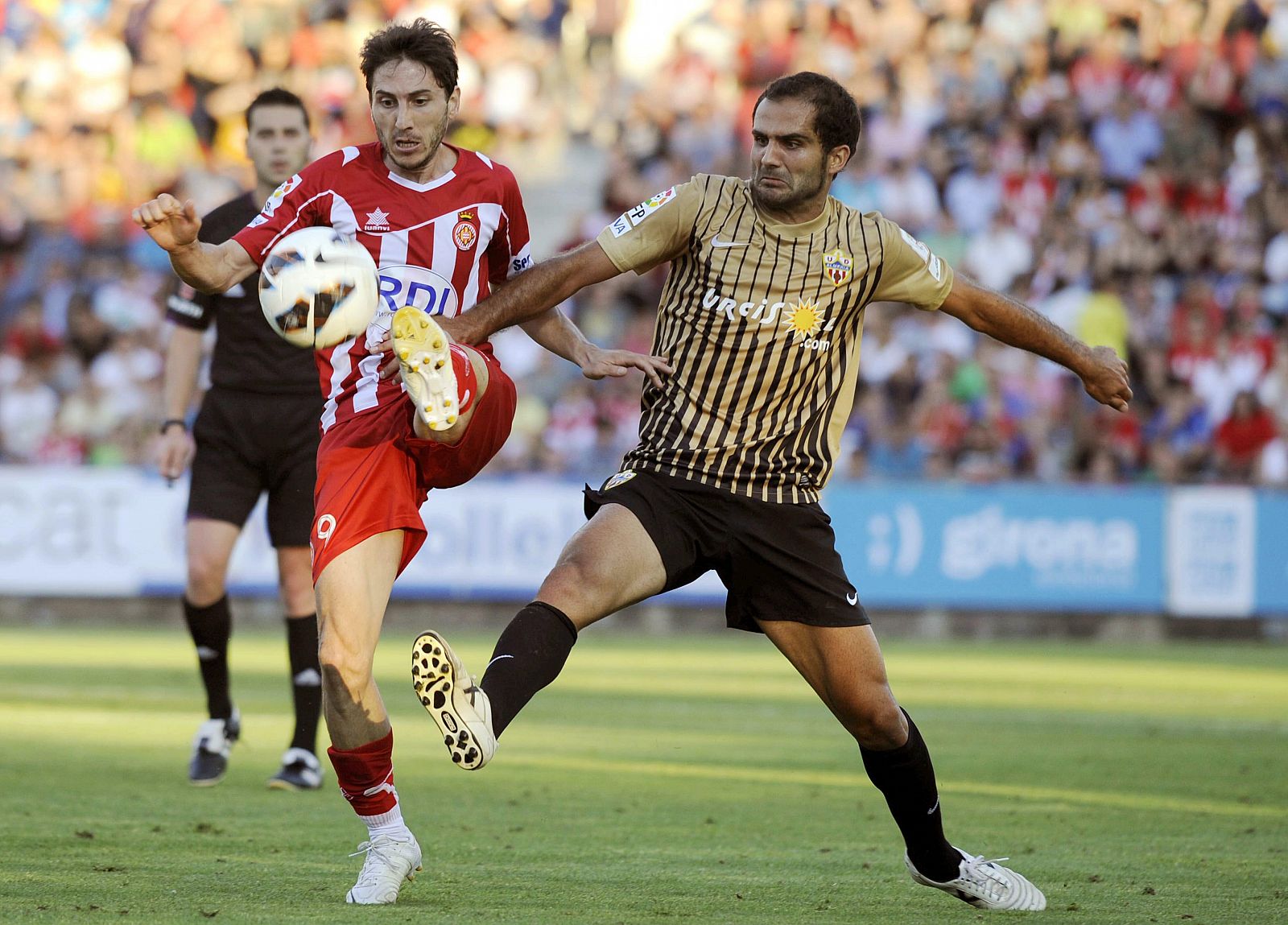 El centrocampista de la UD Almería, Verza, lucha el balón con Felipe, del Girona CF.