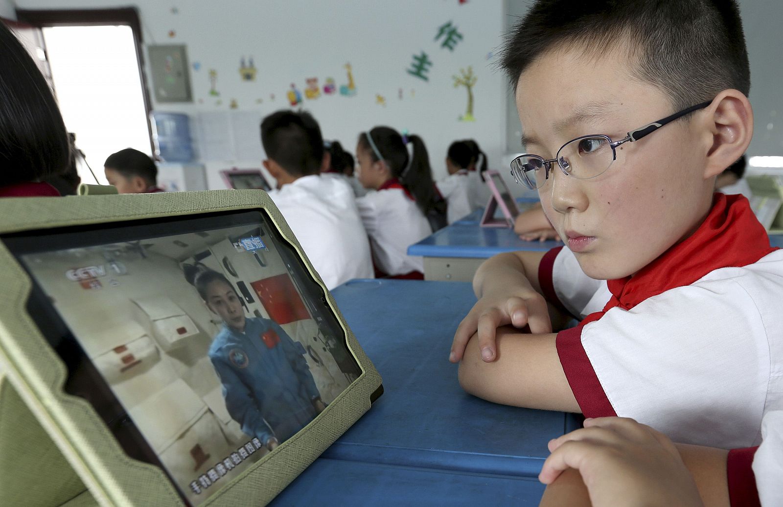Un estudiante mira la lección de Wang Yaping desde el espacio en un iPad.