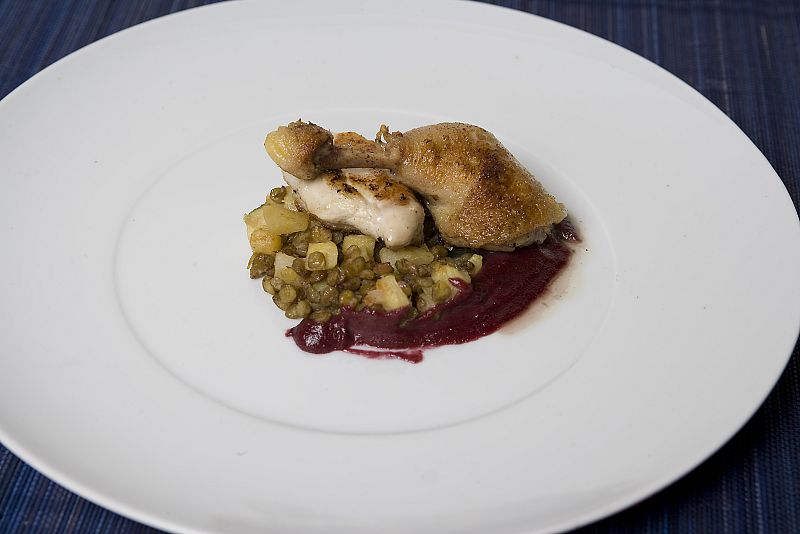 Picantón con salsa de cereza y guarnición de lentejas