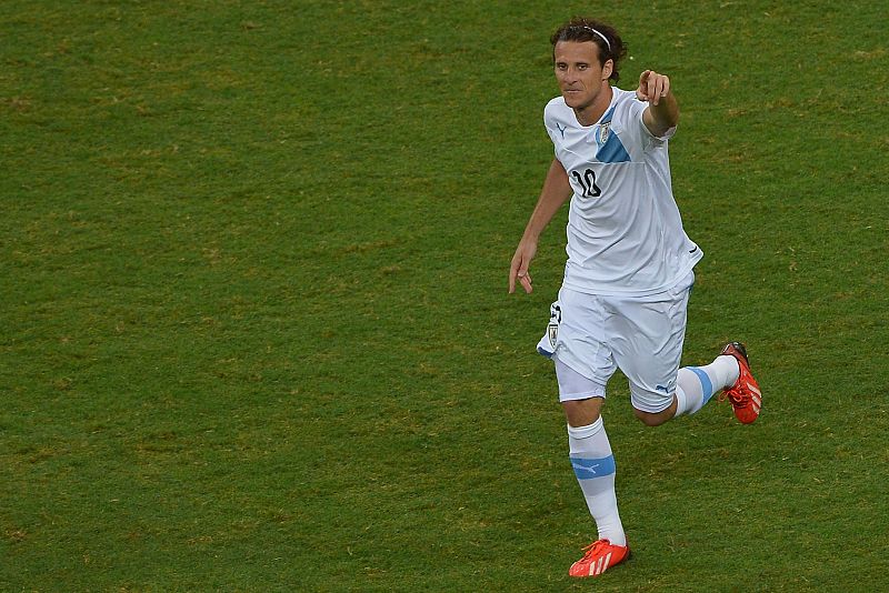 Forlán celebra su gol ante Nigeria