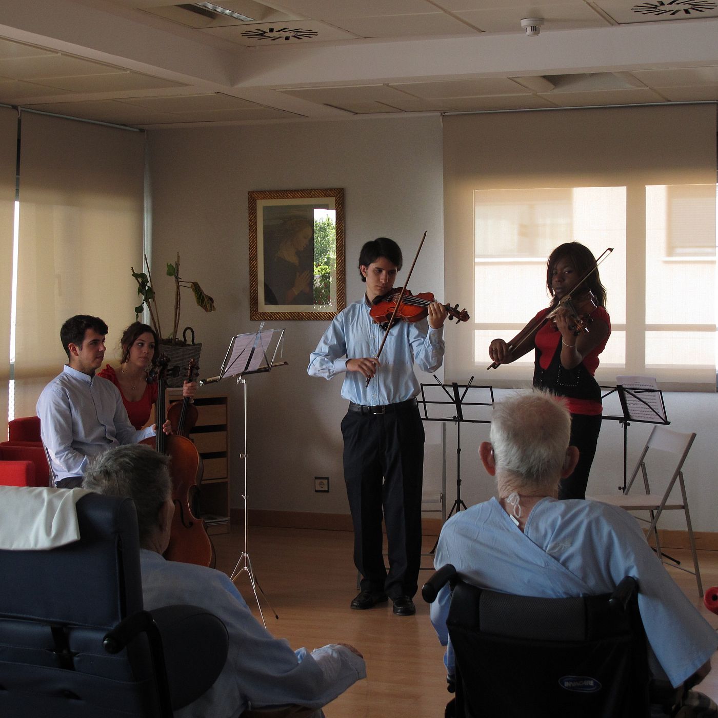 Voluntarios ofrecen un concierto a pacientes del Centro de Cuidados Laguna