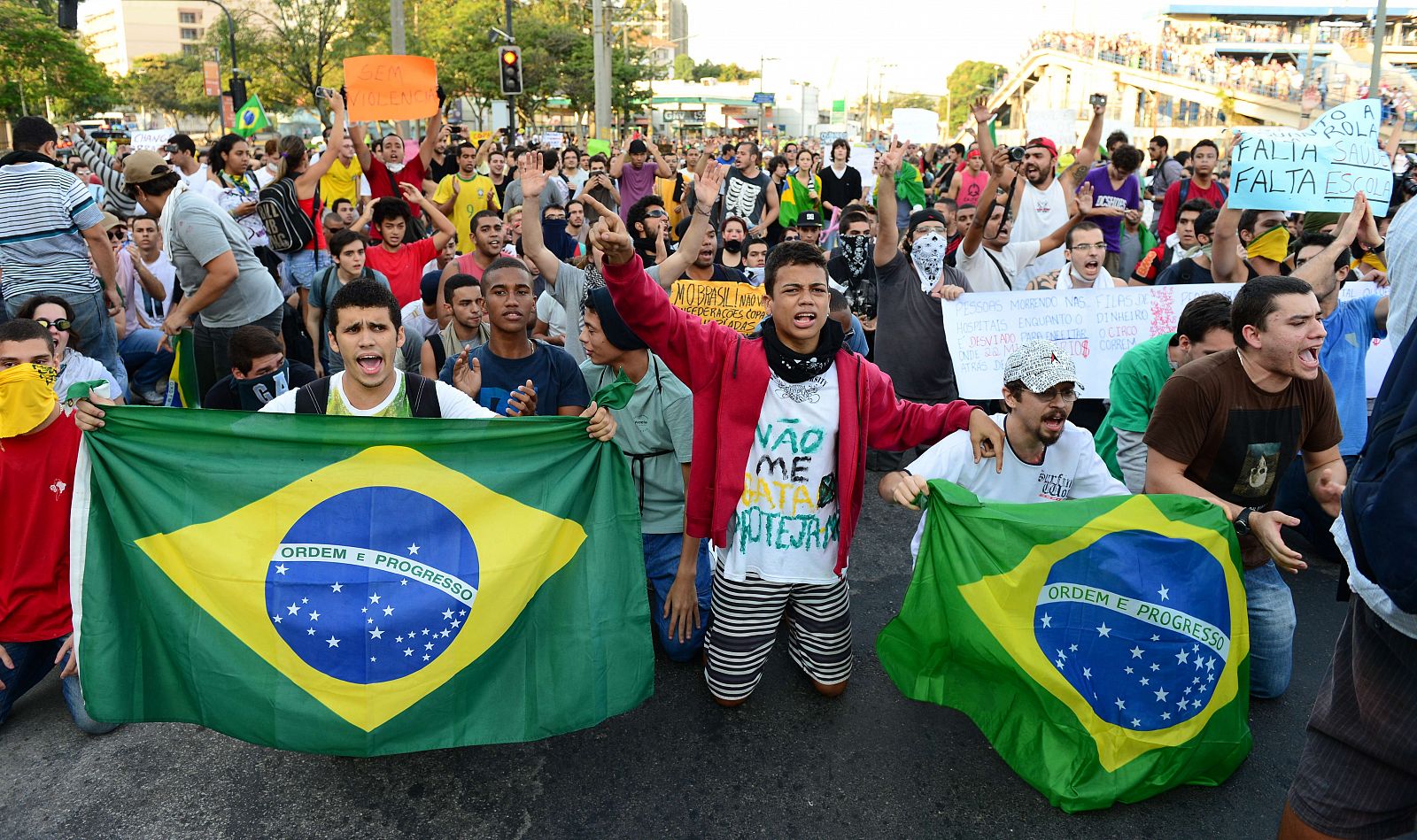 Manifestantes brasileños cerca del estadio Maracana, en Rio de Janeiro.