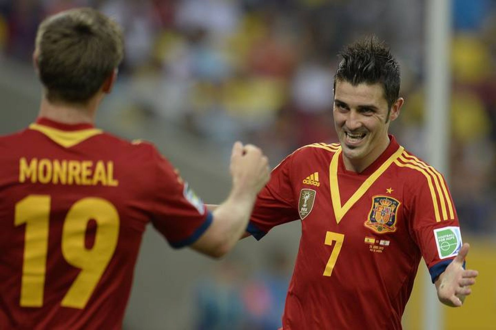Villa celebra uno de sus tres goles ante Tahití con Monreal.