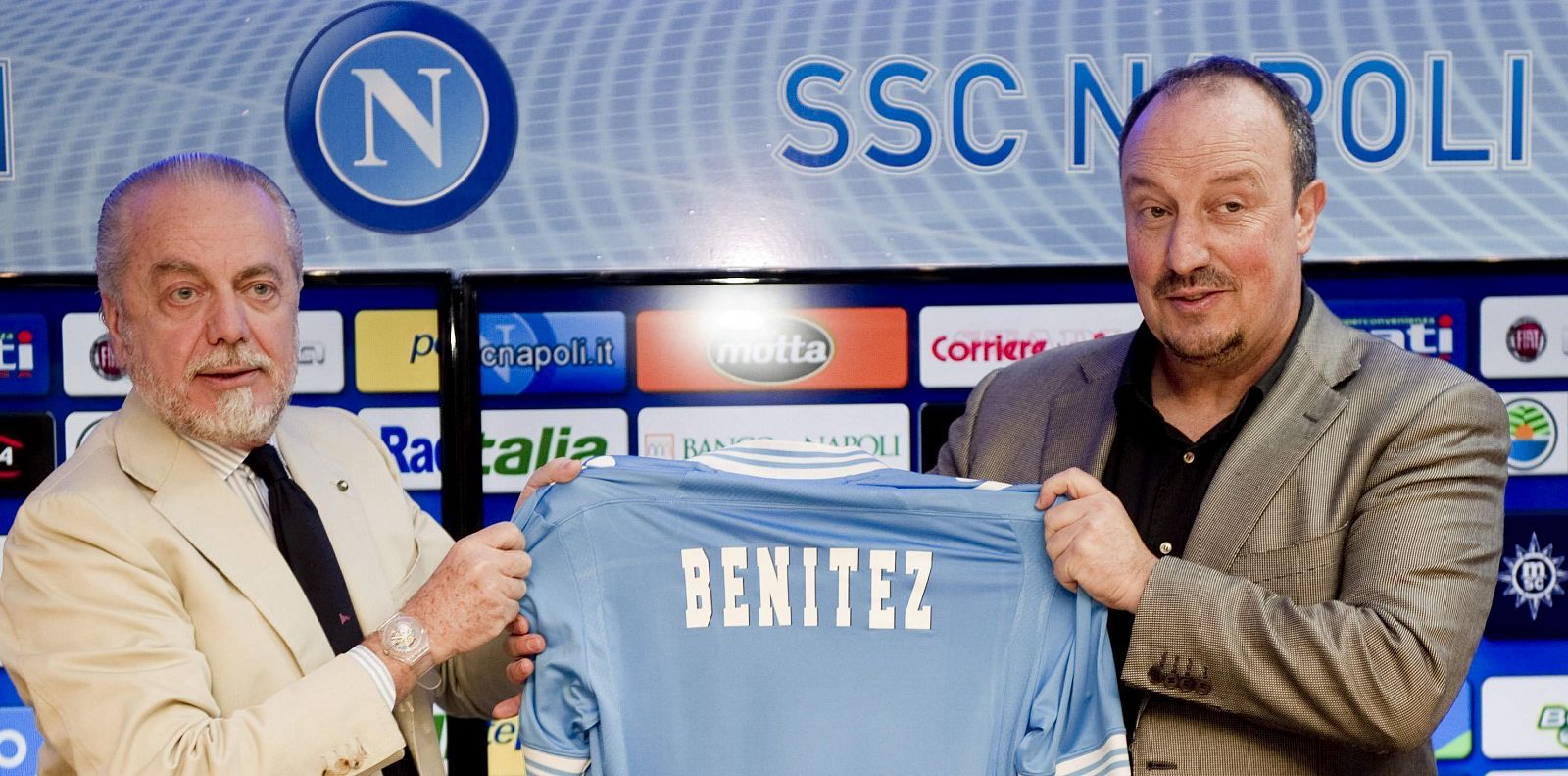 Rafa Benítez (d) posa junto al presidente del club napolitano, Aurelio De Laurentiis (i).