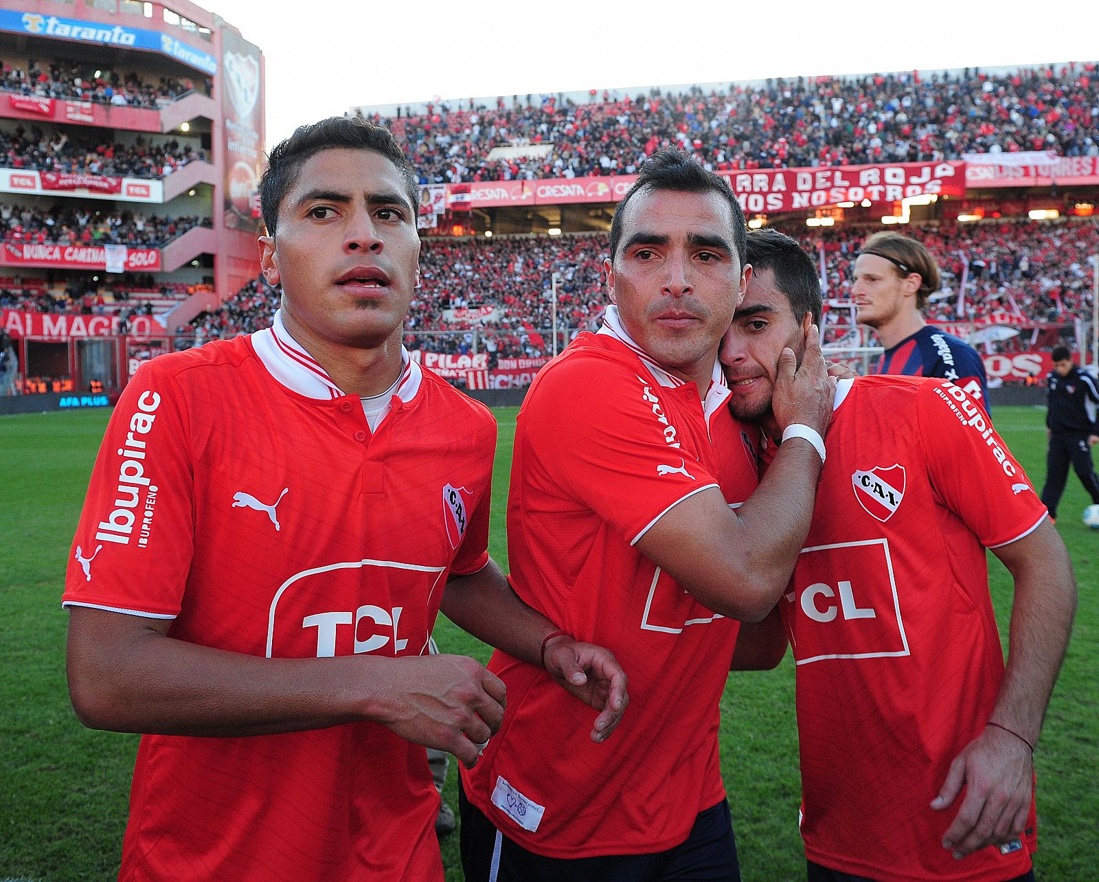 Los jugadores de Independiente lloran el descenso del club.