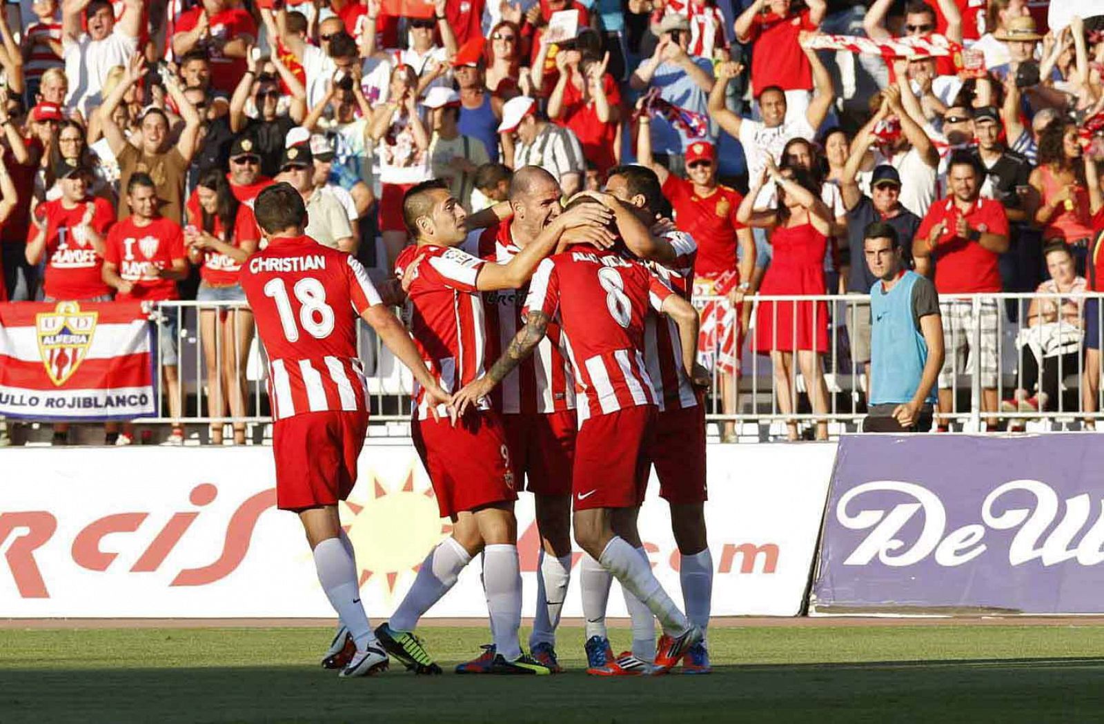 Los jugadores del Almería celebran el primer gol del equipo, conseguido por Aleix Vidal.