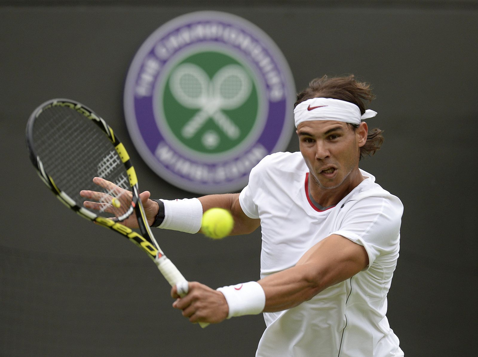 El tenista español Rafael Nadal devuelve una bola al belga Steve Darcis