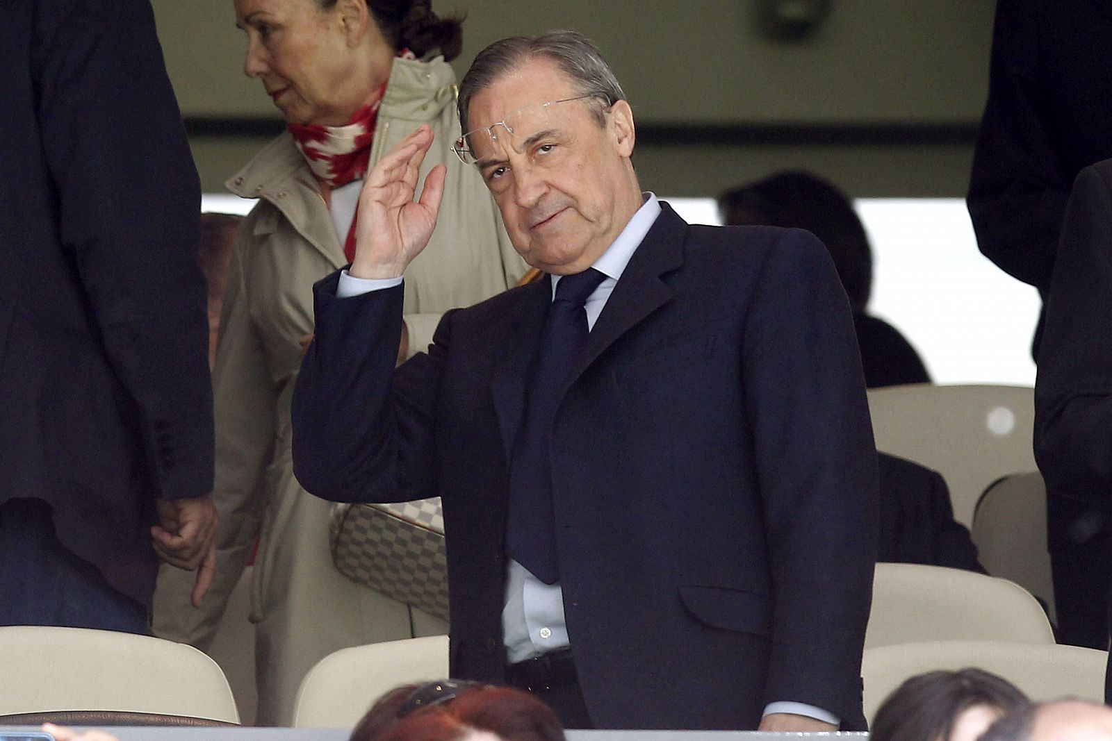 El presidente del Real Madrid, Florentino Pérez, saluda desde el palco del estadio Santiago Bernabeu