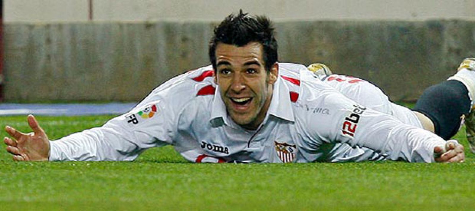 Negredo celebra un tanto con el Sevilla