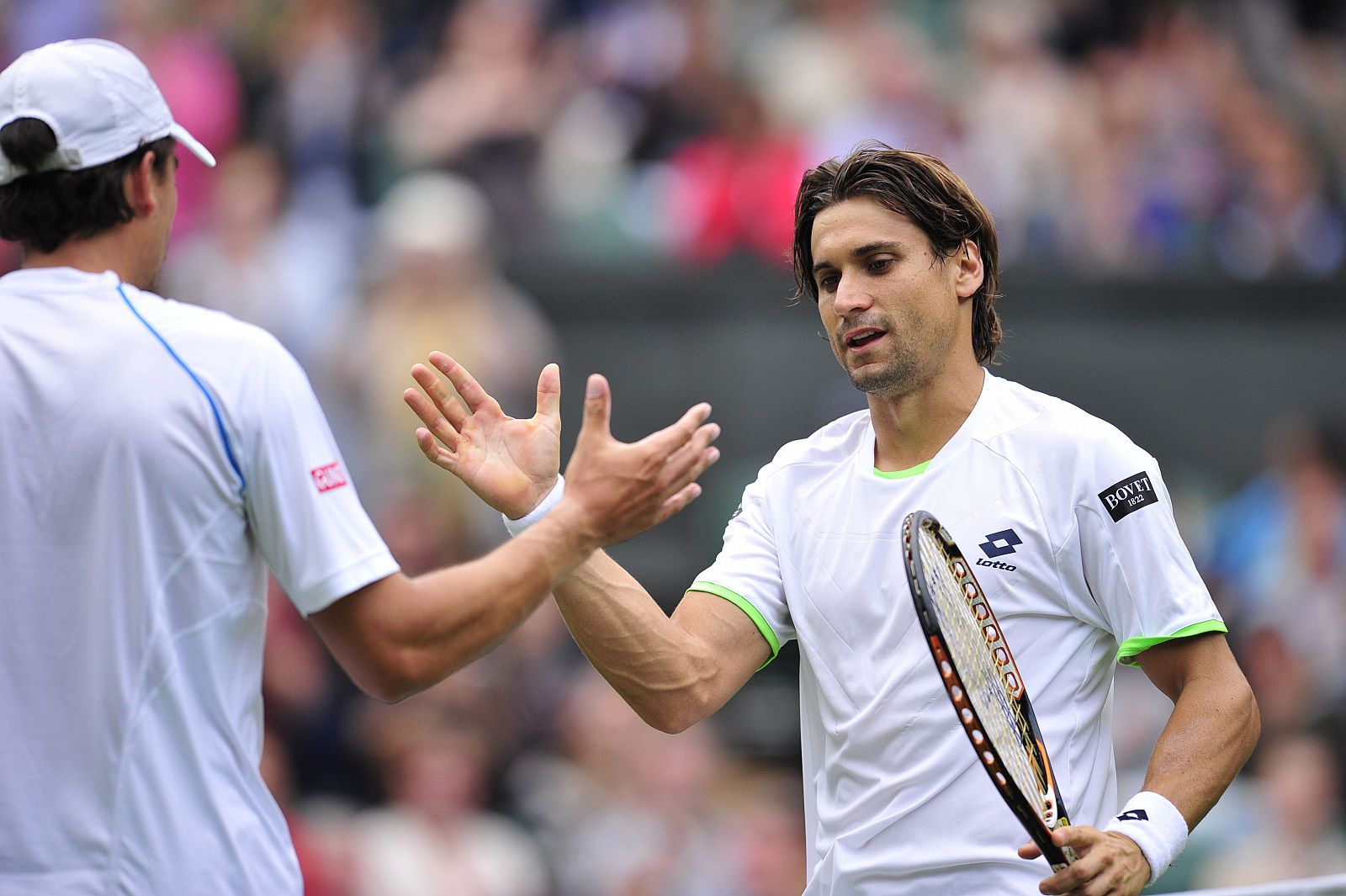 David Ferrer estrecha la mano de Martín Alund tras imponerse a él en primera ronda de Wimbledon