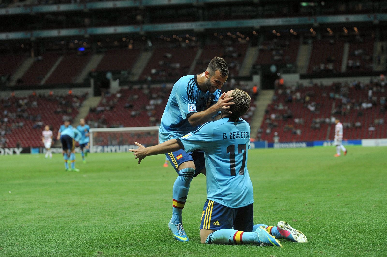 Jesé y Deulofeu, la pareja más letal de España, celebran un gol contra Estados Unidos