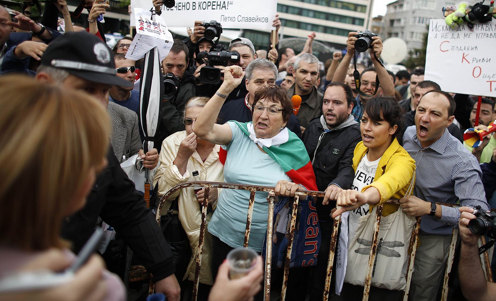 Manifestantes antigubernamentales frente al Parlamento búlgaro, este 26 de junio