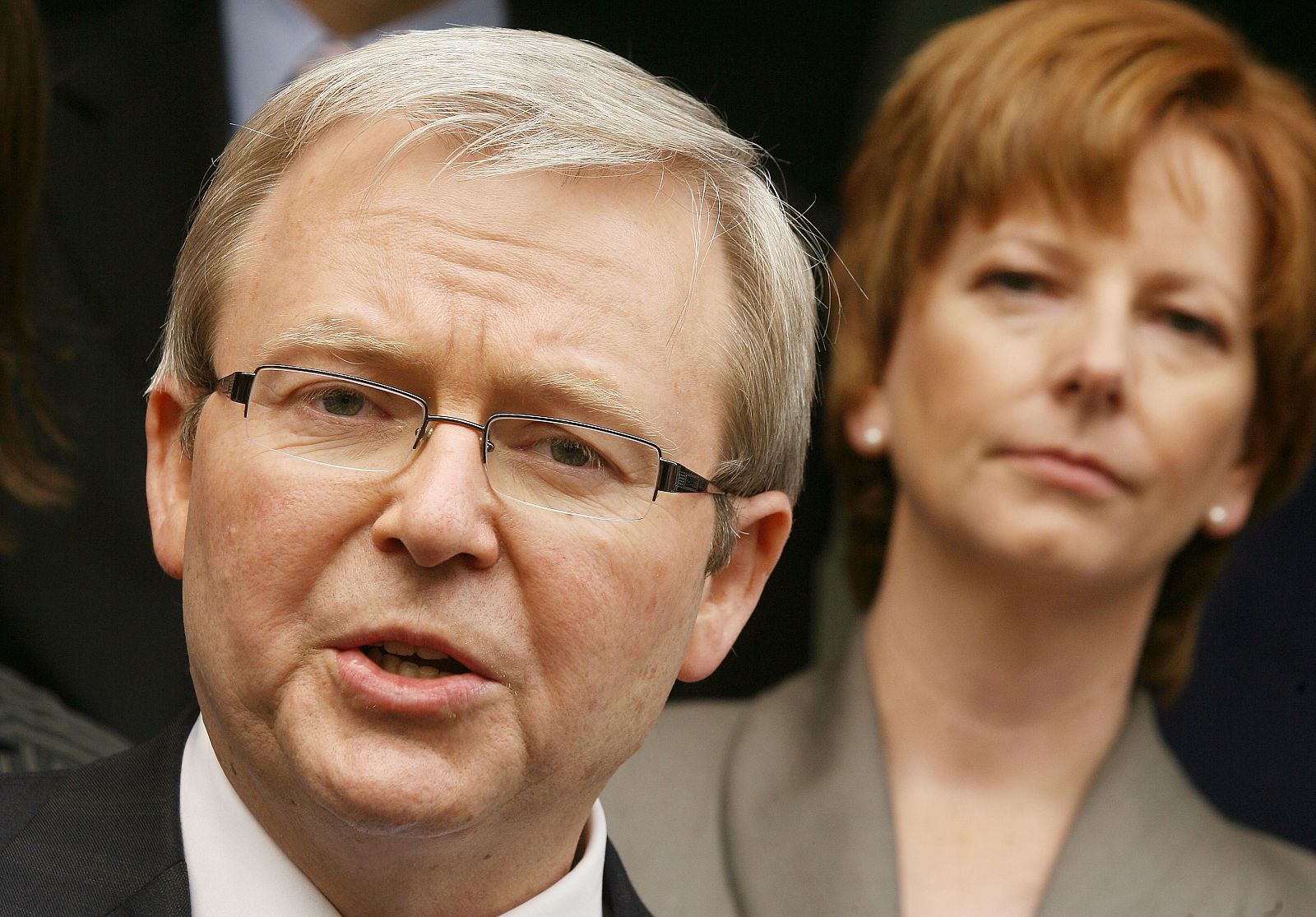 El ahora primer ministro australiano Kevin Rudd, junto a su derrotada rival Julia Gillard