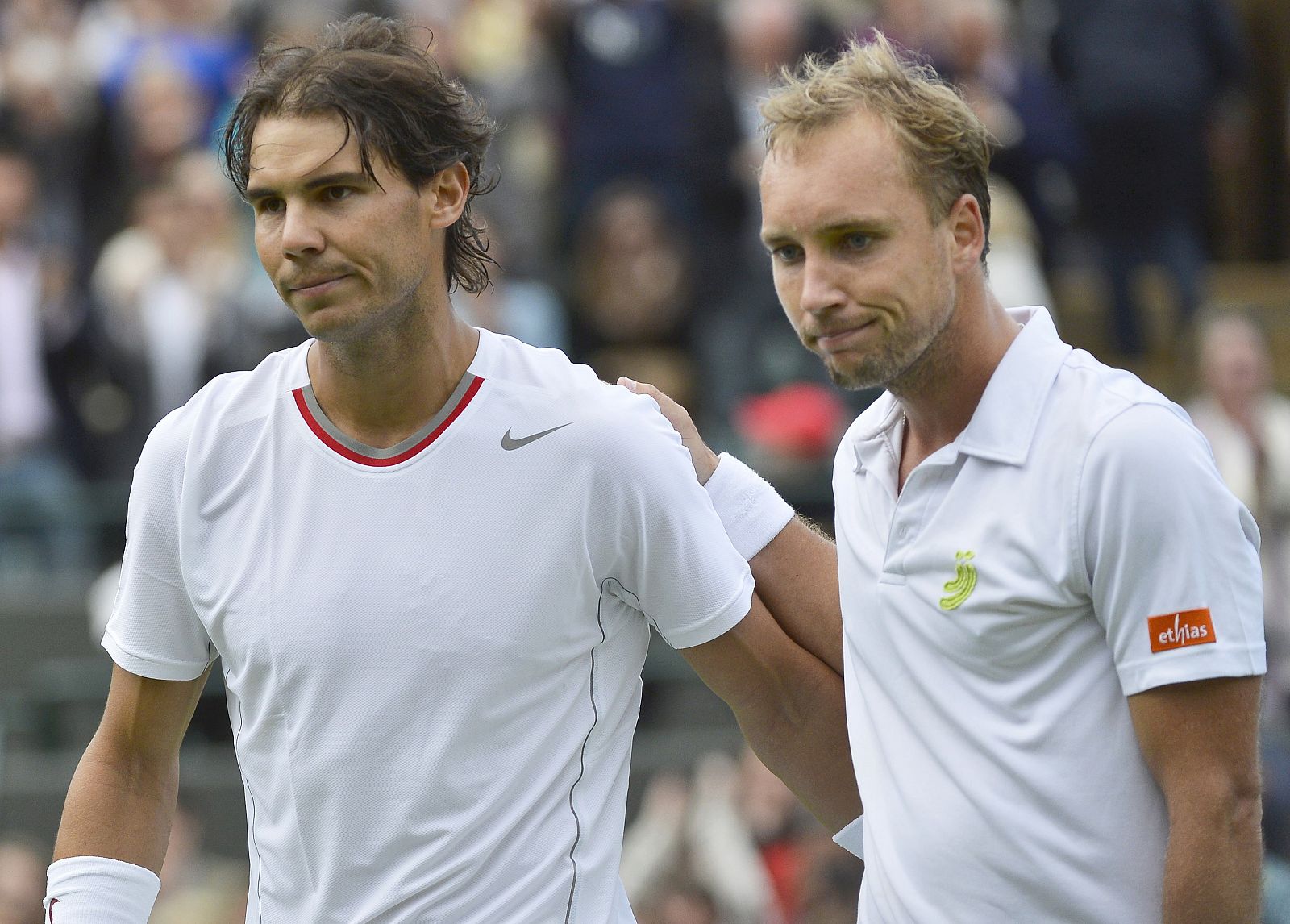 Steve Darcis, a la derecha, saluda a Rafa Nadal tras el partido de primera ronda de Wimbledon