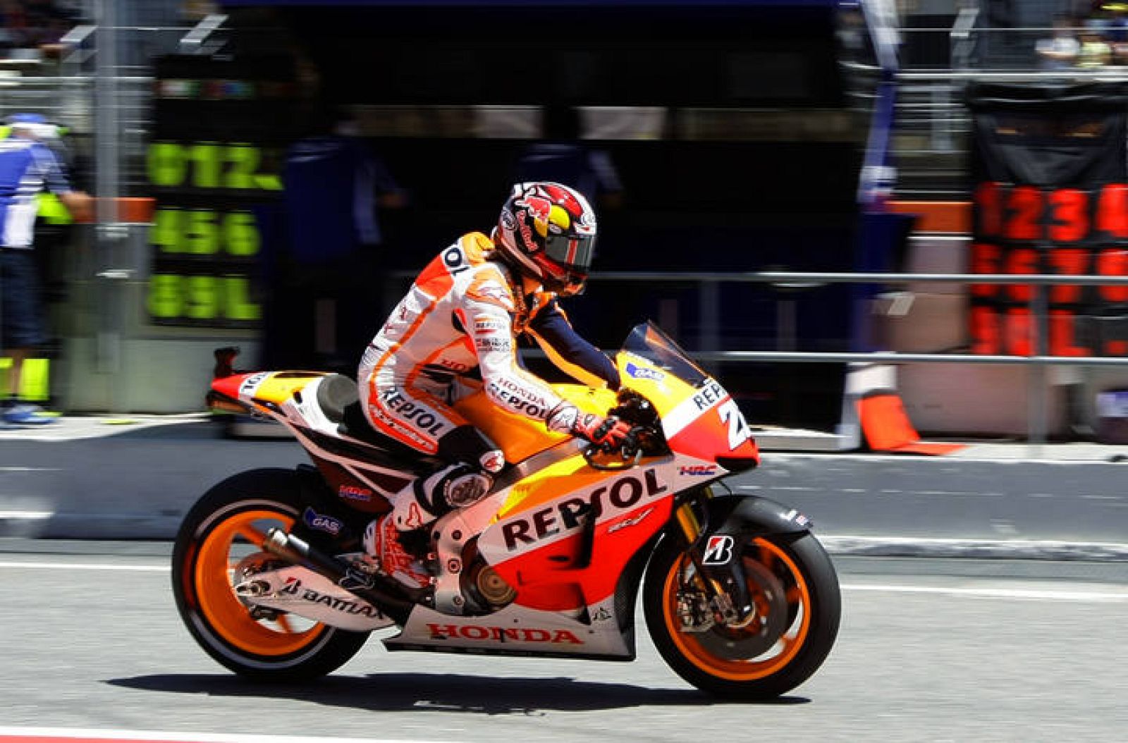 Dani Pedrosa pasa por delante del box de Yamaha