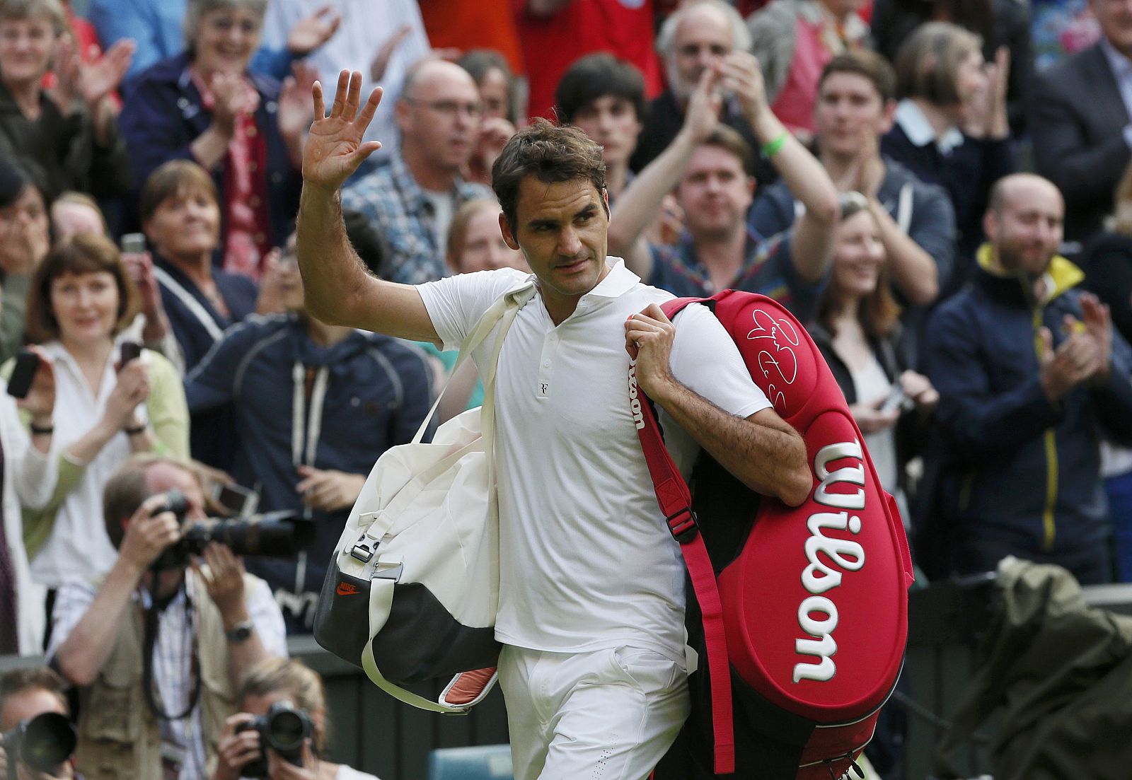 Roger Federer se marcha de la pista central de Wimbledon tras perder contra Stakhovsky
