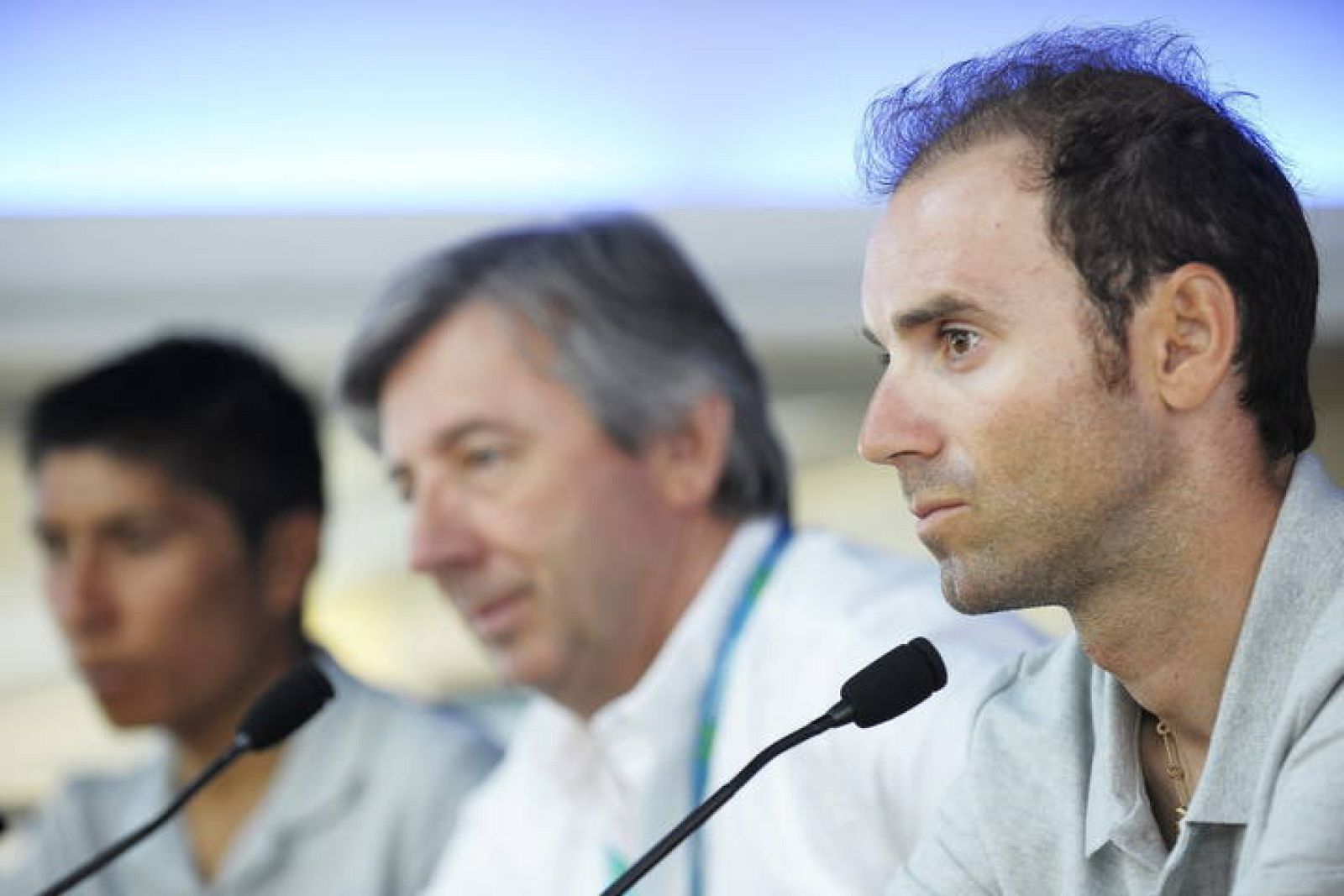 Nairo Quintana (izda) y Alejandro Valverde (dcha) ofrecen una rueda de prensa junto al director, Eusebio Unzue (centro).