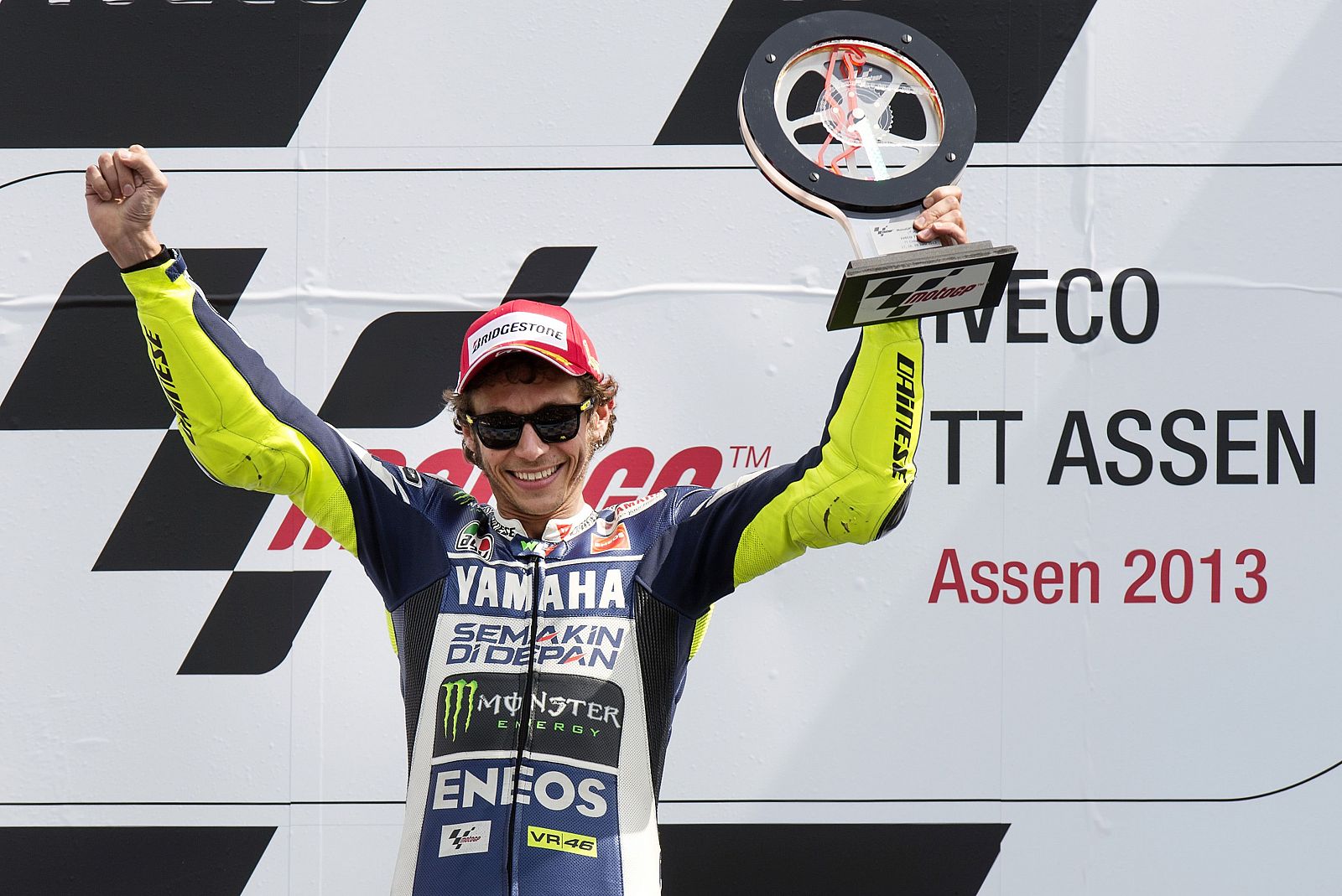 Valentino Rossi celebra la victoria en el podio de Assen.