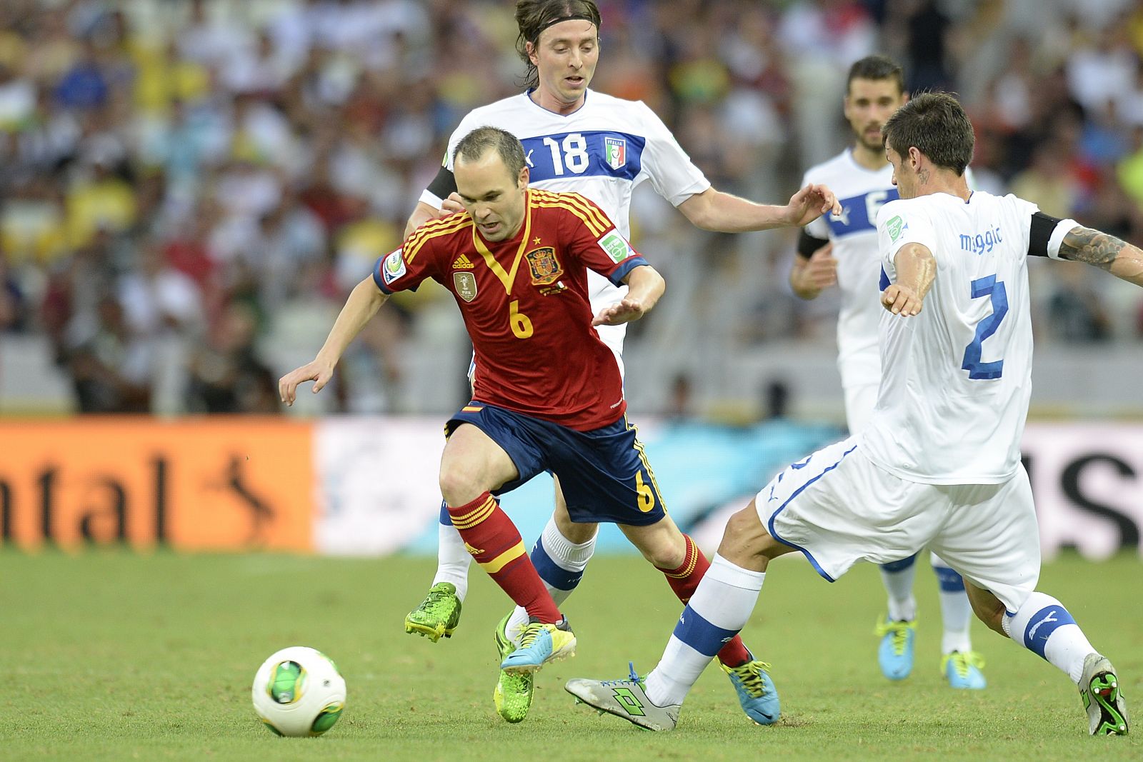 Andrés Iniesta controla el balón entre varios defensas italianos