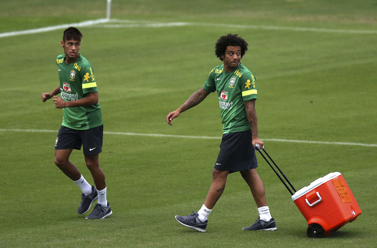 El lateral brasileño Marcelo, a la izquierda, junto a Neymar en un entrenamiento
