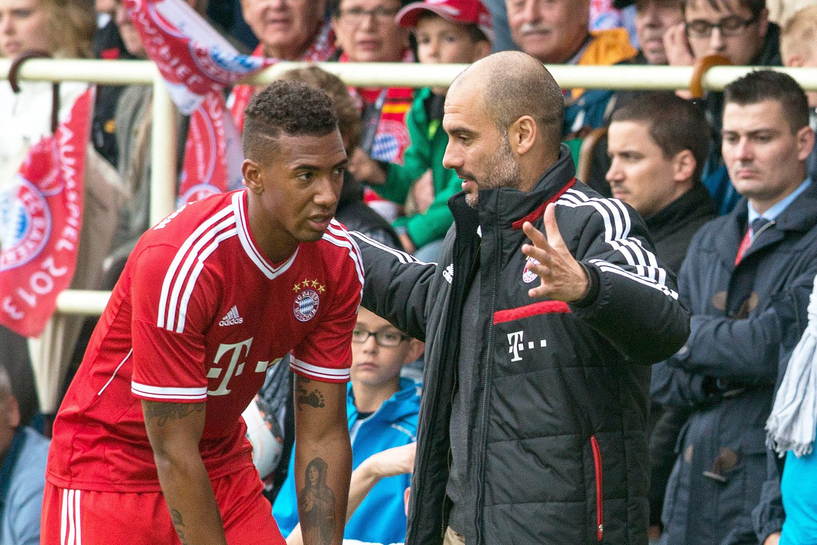 Pep Guardiola da instrucciones a Jerome Boateng