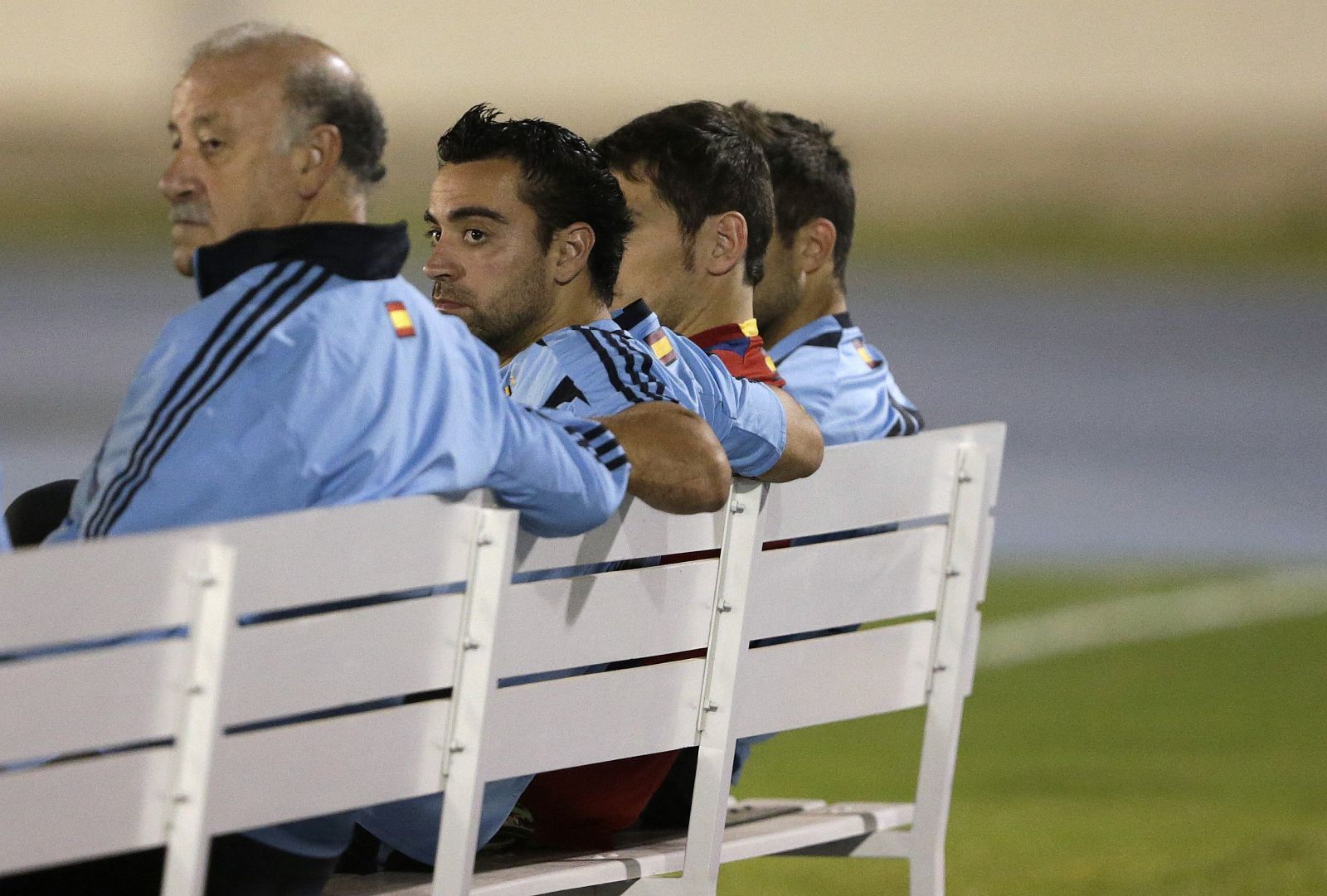 Del Bosque (i), Xavi (c) y Casillas (d), observan un entrenamiento de la selección