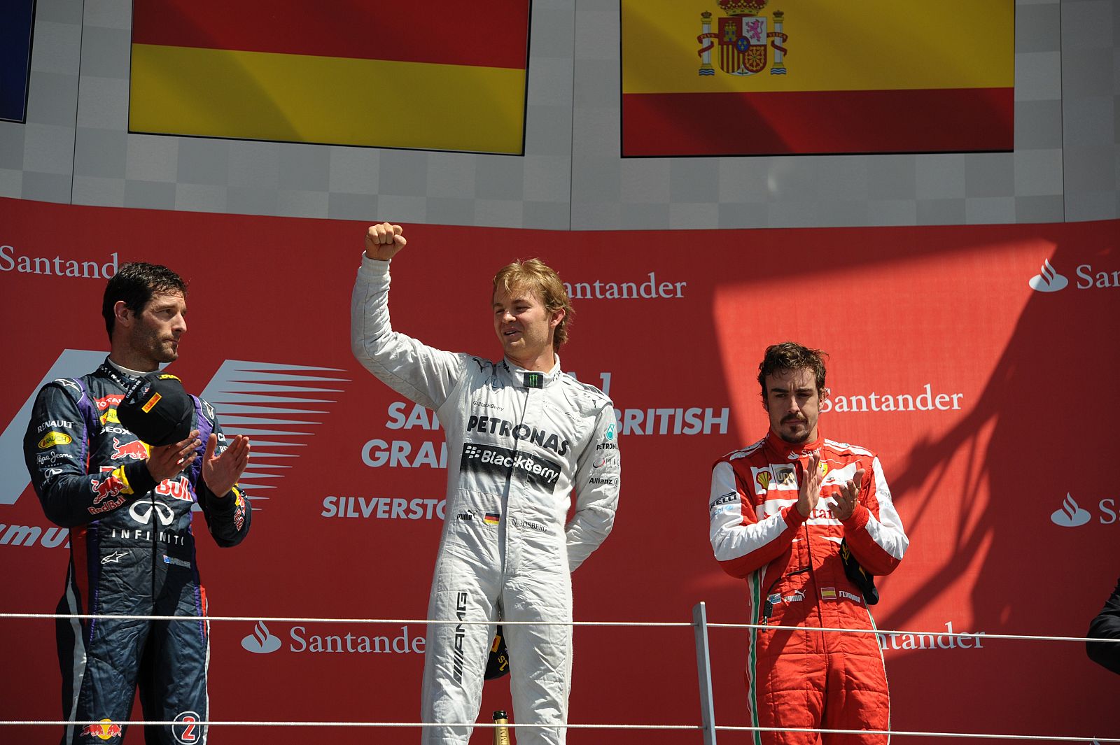 Nico Rosberg celebra la victoria en el podio junto a Mark Webber y a Fernando Alonso.