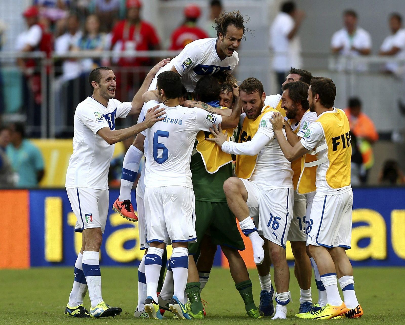 Jugadores italianos celebrando la victoria