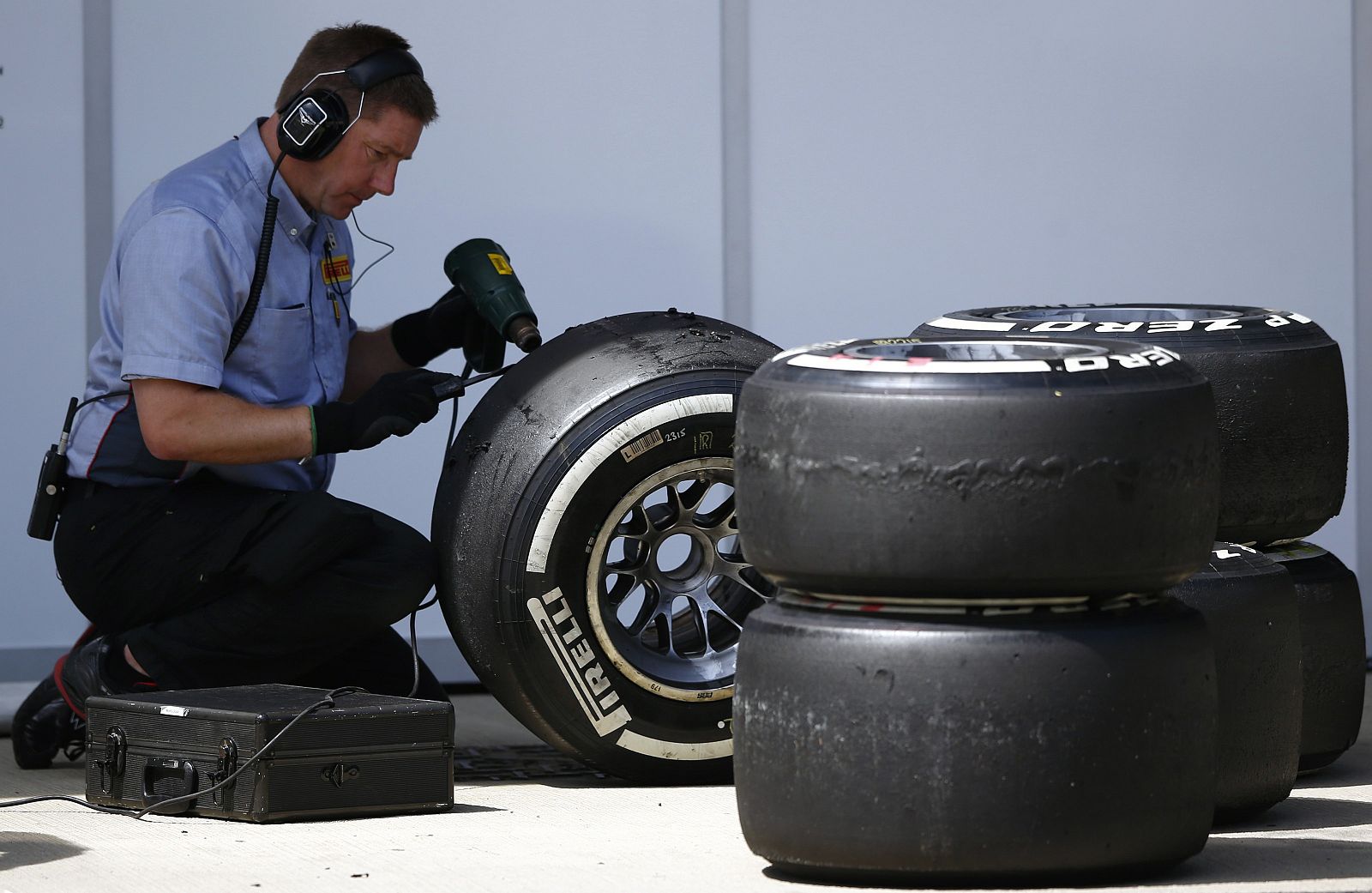 Un técnico de Pirelli trabajando con los neumáticos dañados