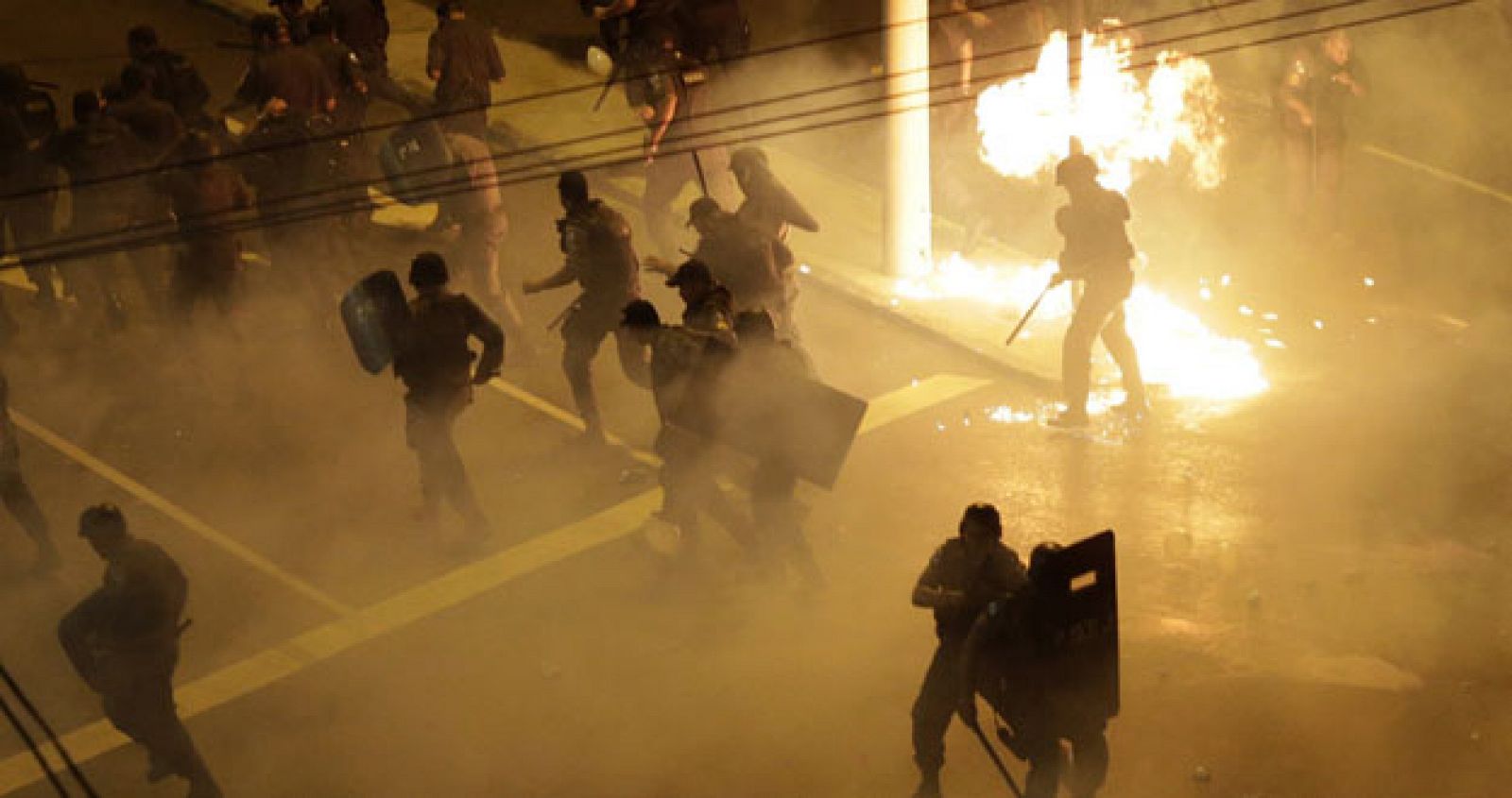 La policía carga contra los manifestantes durante la protesta a las afueras del Maracaná. Decenas de miles de brasileños han salido a las calles este mes en las mayores protestas en 20 años.