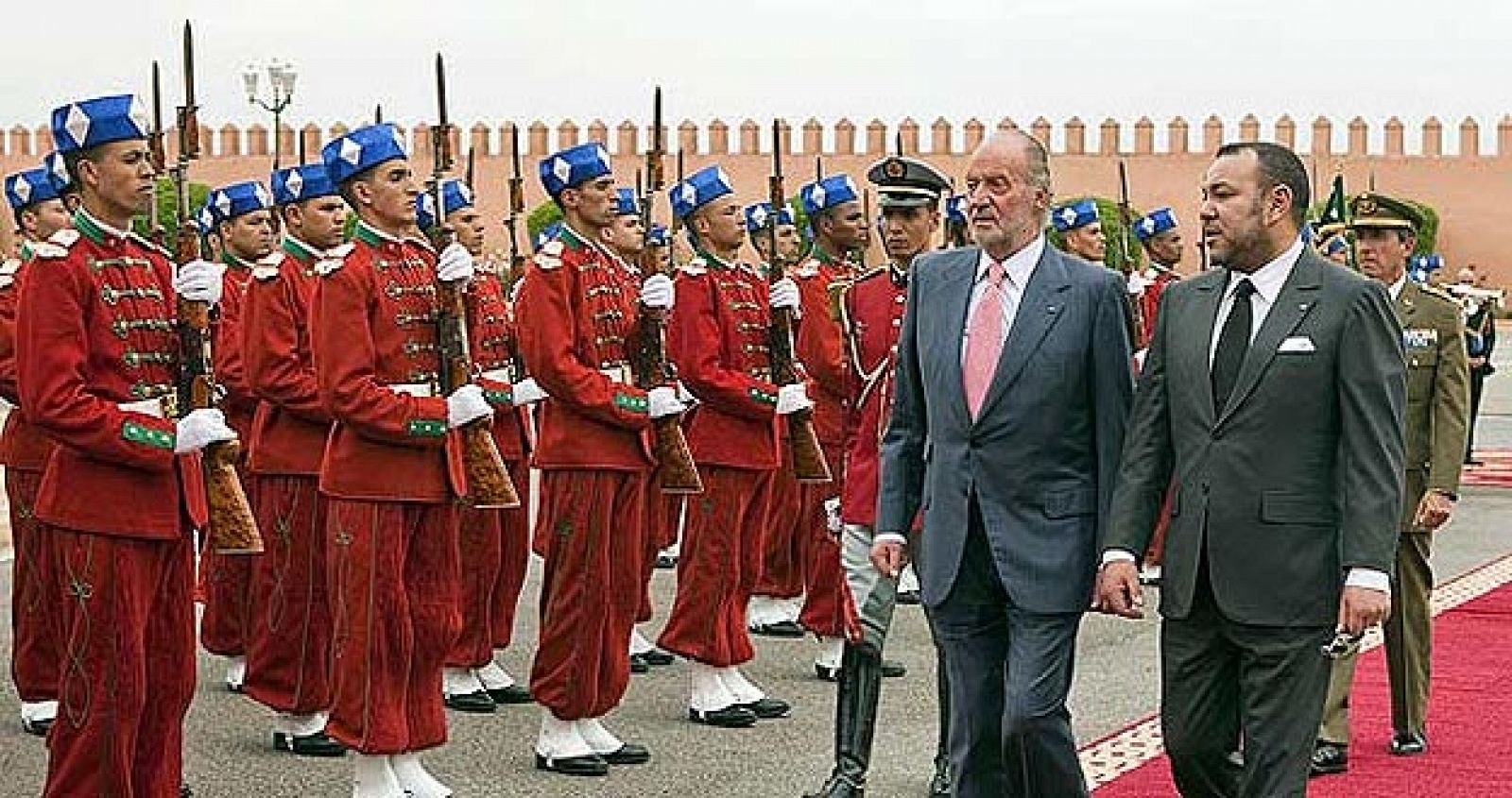 El rey con Mohamed VI en su último viaje a Marruecos, en mayo de 2011