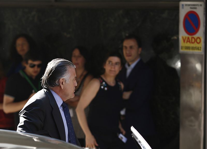 Luis Barcenas, former treasurer for the ruling People's Party, enters the High Court in Madrid