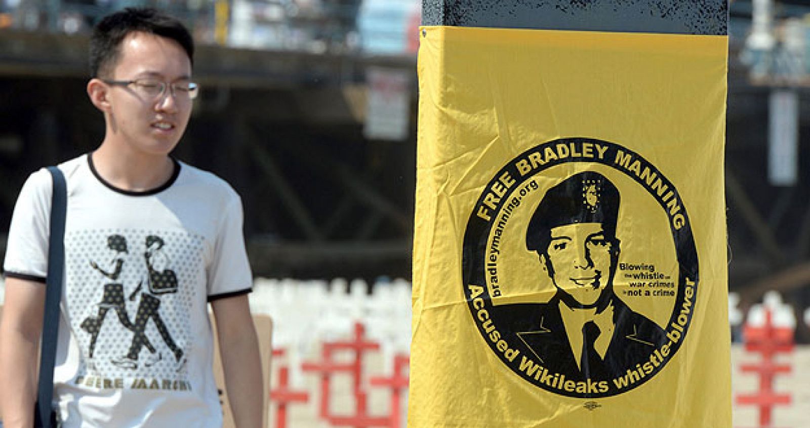 Un visitante observa una instalación contra la guerra, con un cartel con la imagen del soldado Manning, en Santa Monica, California.