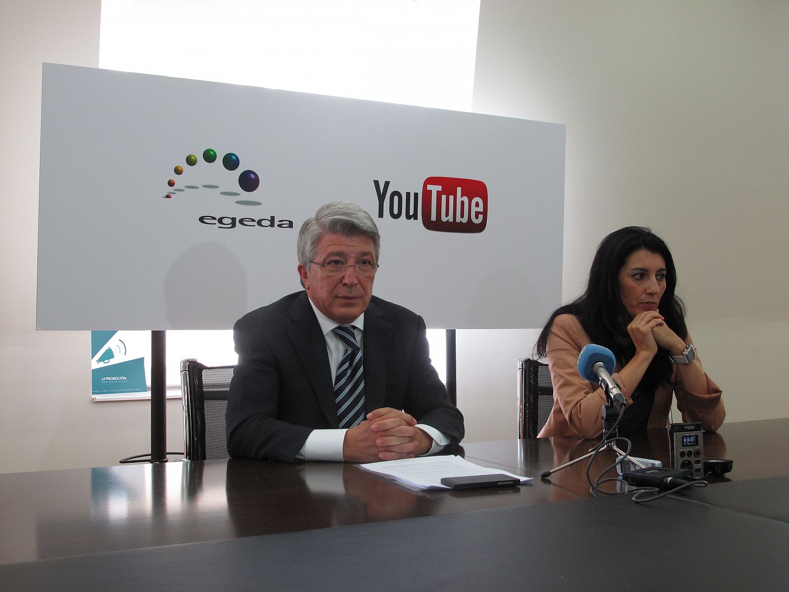 El presidente de Egeda, Enrique Cerezo, y la directora de Alianzas Estratégicas de YouTube, María Ferreras, en la presentación del acuerdo.