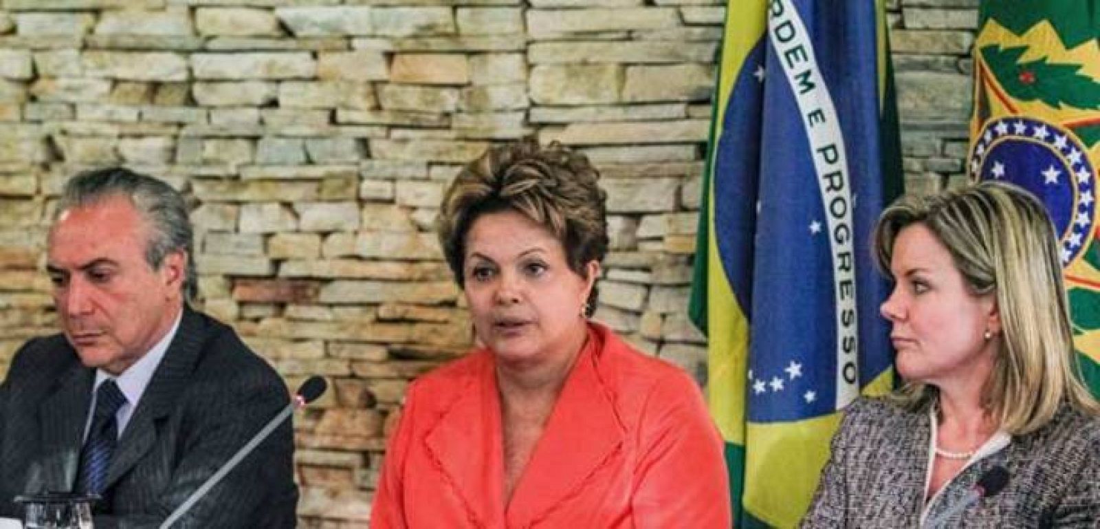 Dilma Rousselff con su gabinete ayer