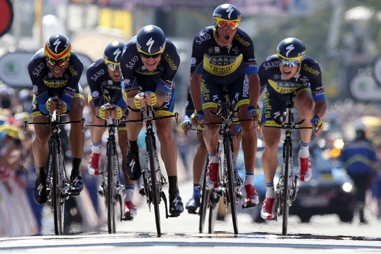 Imagen de Alberto Contador entrando a meta junto a sus compañeros.