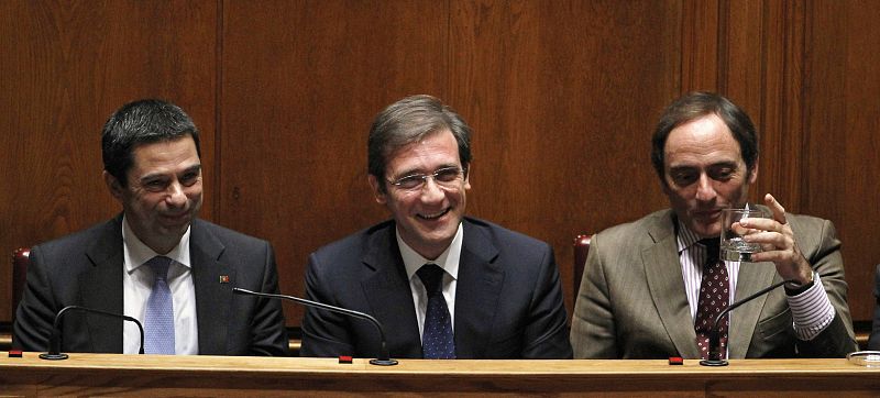 Fotografía de archivo del primer ministro de Portugal, Pedro Passos Coelho, escoltado a la dercha de la imagen por Paulo Portas y a la izquierda, Vitor Gaspar.