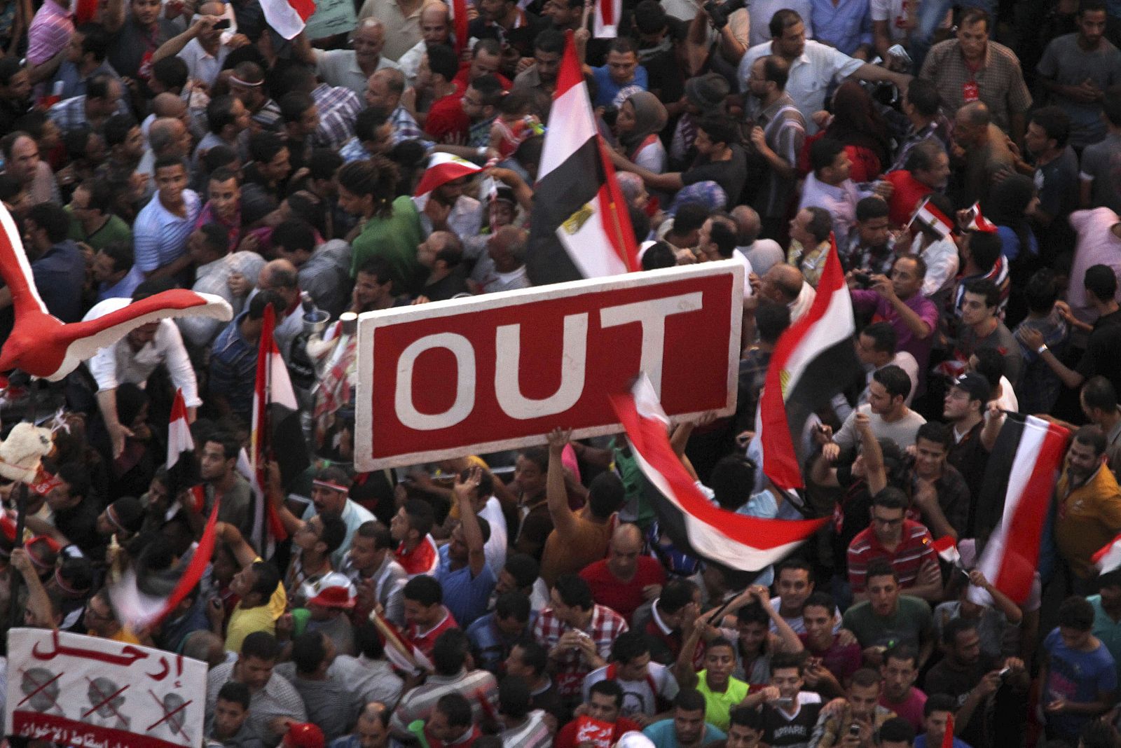 CIENTOS DE OPOSITORES DE MURSI SE MANIFIESTAN EN LA PLAZA TAHRIR