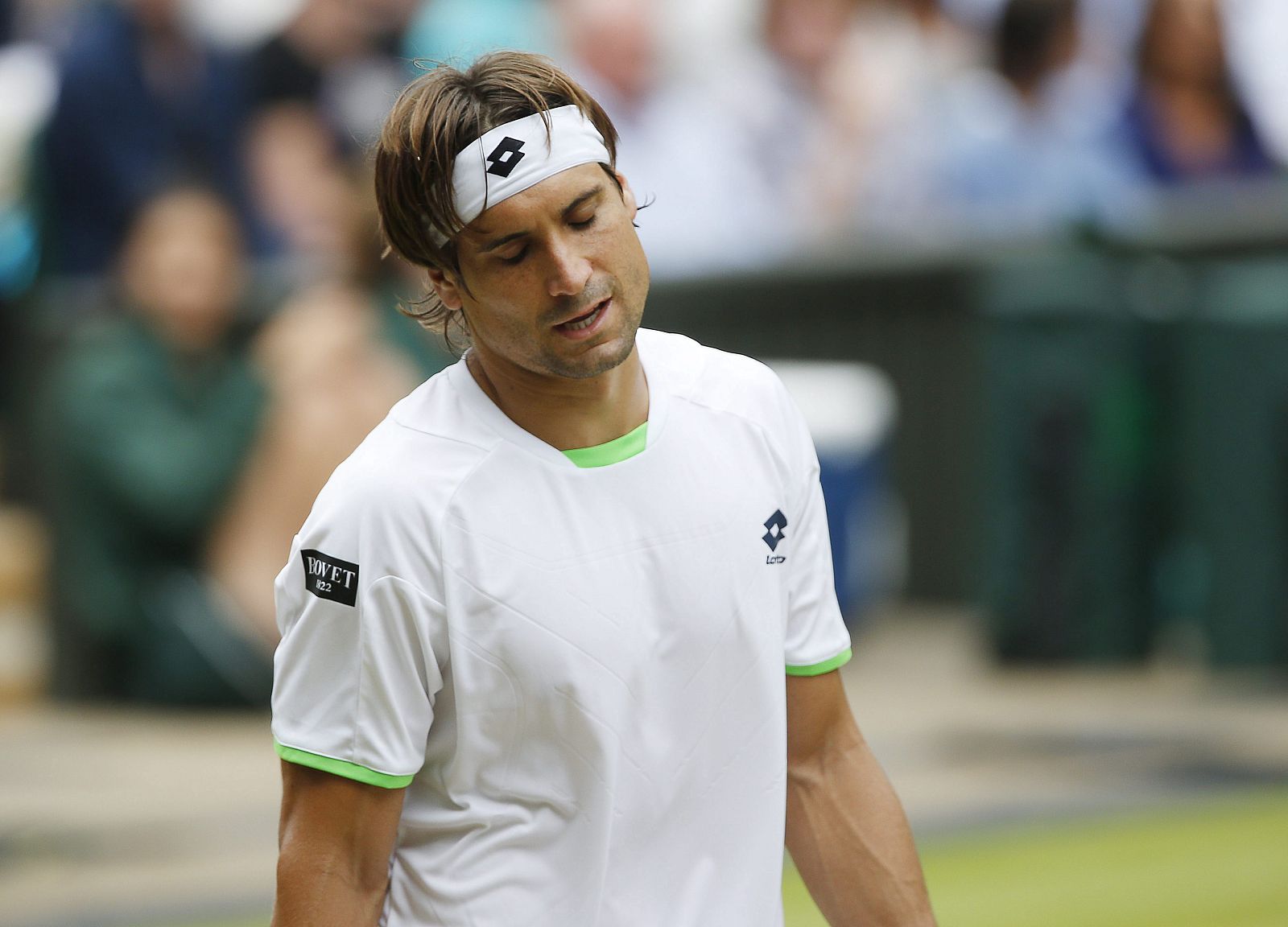 El tenista español David Ferrer se lamenta durante el partido de cuartos de final del torneo de tenis de Wimbledon.