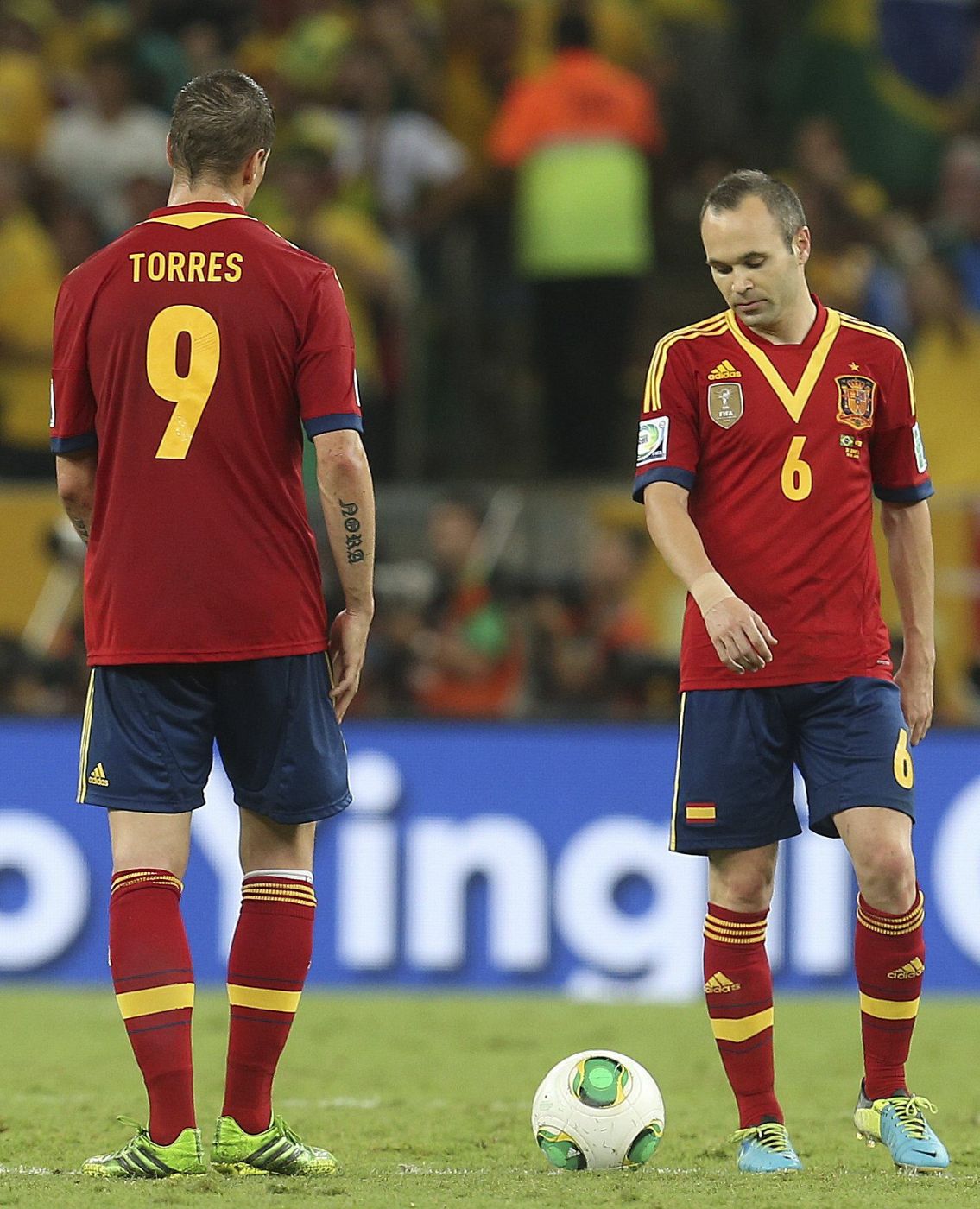 Los jugadores españoles Fernando Torres y Andrés Iniesta (d).