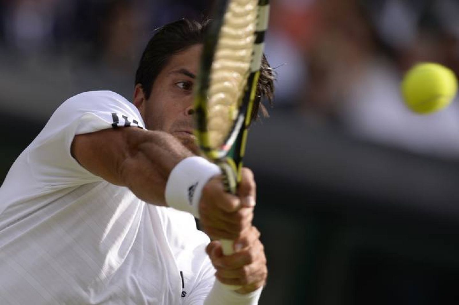 Fernando Verdasco devuelve una bola a Murray.