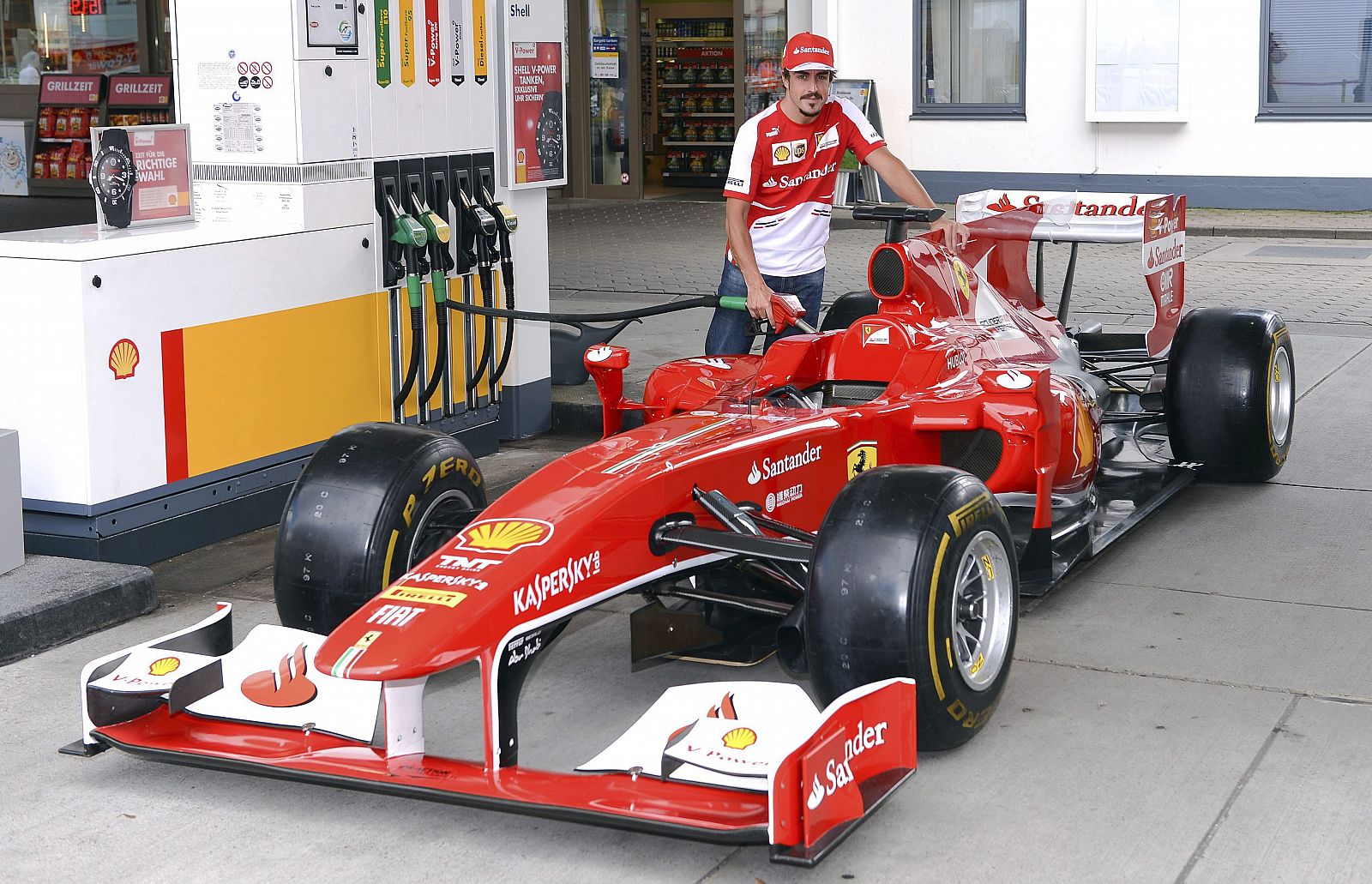 FERNANDO ALONSO VISITA LOS LABORATORIOS DE SHELL EN HAMBURGO