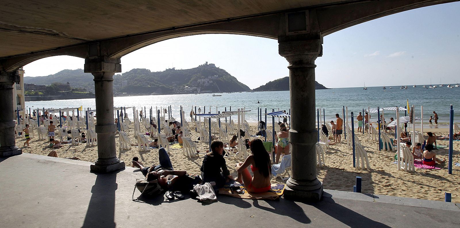 Turistas en la playa de La Concha de San Sebastián