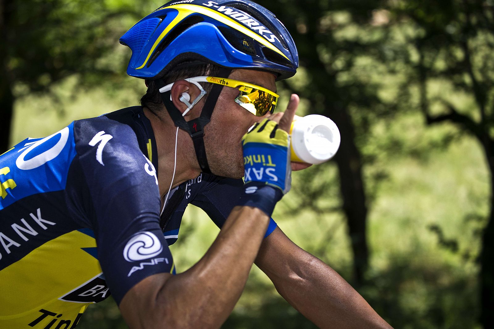 Alberto Contador toma agua durante la disputa de la etapa