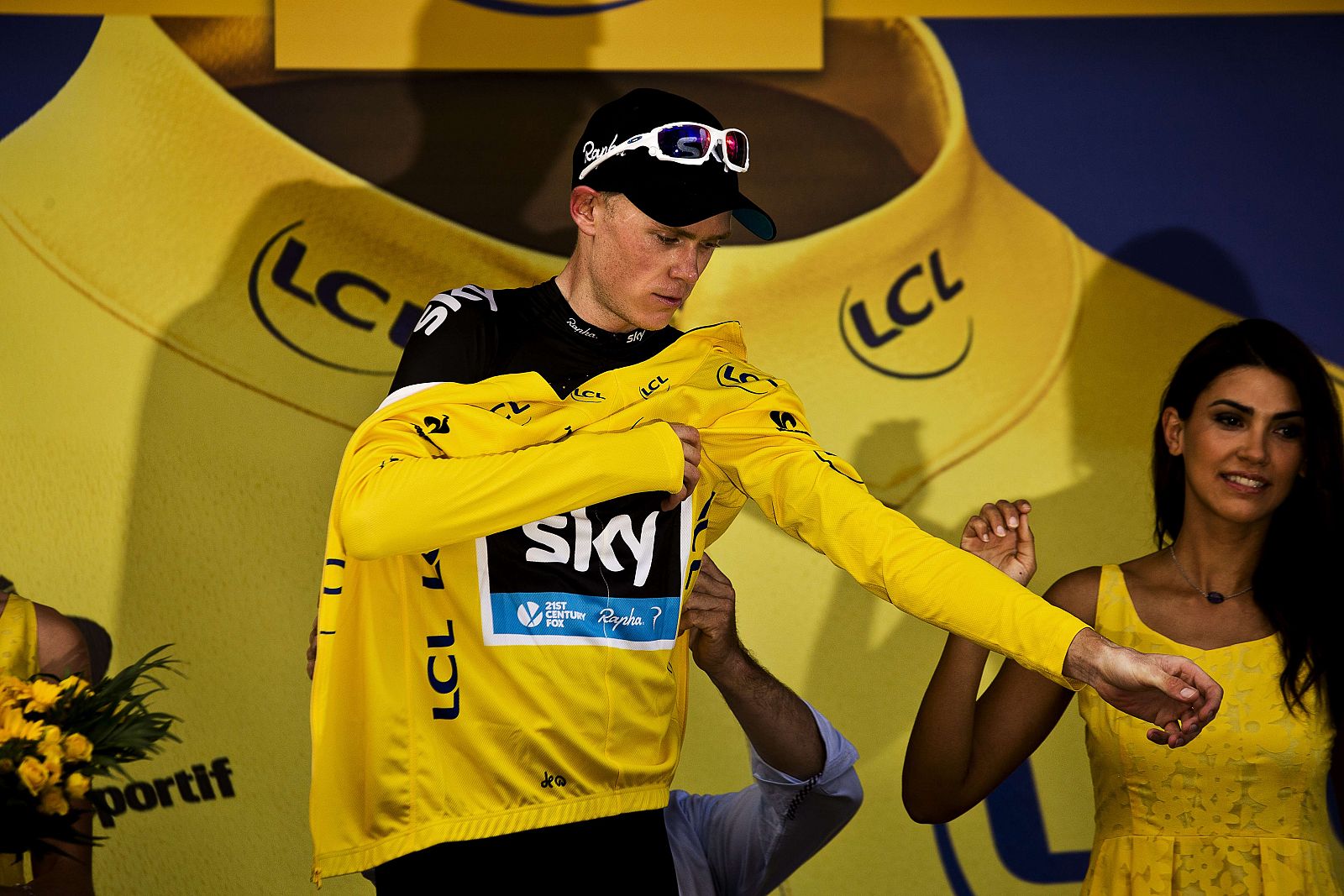 Froome se enfunda el maillot amarillo de líder del Tour de Francia.